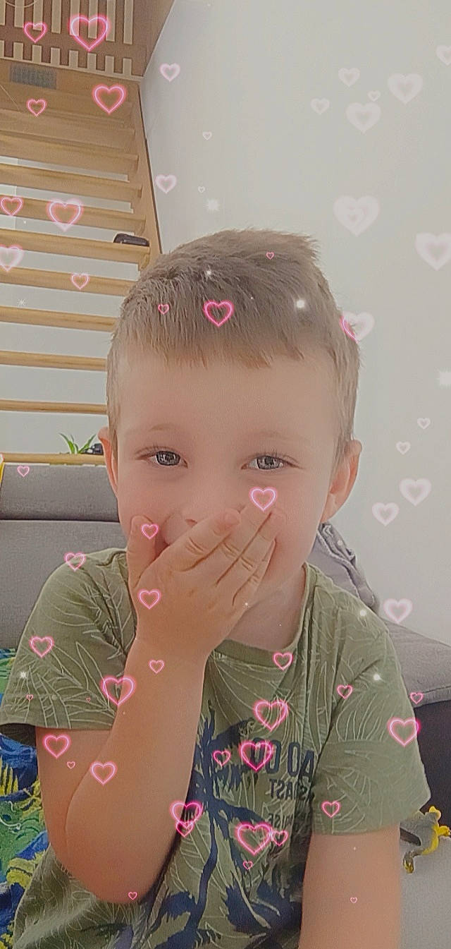 Jules a rejoint le concours — aidez-le/la à gagner de superbes lots ! arm, cheek, chin, ear, eye, eyebrow, eyelash, finger, forehead, gesture, happy, head, iris, lip, mouth, neck, nose, person, pink, skin