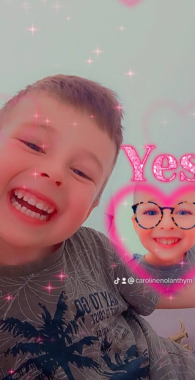 Jules participe au concours pour gagner de l'argent avec cette photo : black_hair, cheek, chin, cool, eyebrow, eyelash, face, flash_photography, forehead, gesture, glasses, happy, head, jaw, joy, lip, mouth, nose, person, pink