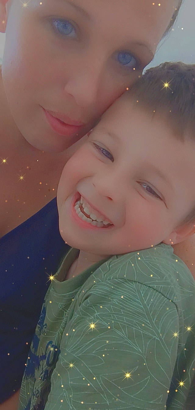 Jules participe au concours pour gagner de l'argent avec cette photo : black_hair, cheek, child, chin, cool, eyebrow, flash_photography, forehead, fun, gesture, hair, happy, head, iris, joy, lip, nose, people_in_nature, person, skin