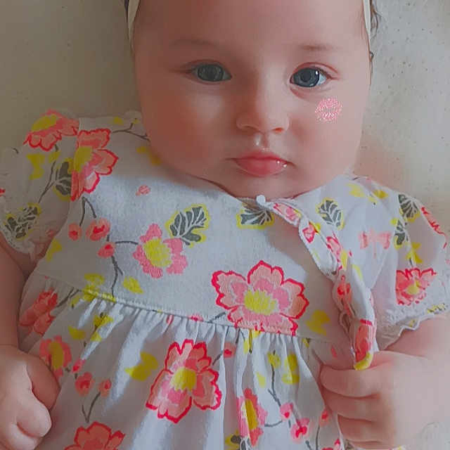 Maëlyne a rejoint le concours — aidez-le/la à gagner de superbes lots ! baby, baby_toddler_clothing, cheek, child, dress, eyelash, hand, head, headgear, headpiece, lip, neck, organ, pattern, petal, pink, skin, sleeve, toddler, white