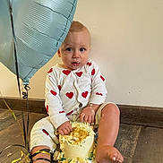 Rafael a rejoint le concours — aidez-le/la à gagner de superbes lots ! baby, cake, birthday, messy, balloon, pajamas, floor, foot, hand, face, cream, crumbs, celebration, child, indoor, wall, wooden_floor, cute, happy, smudged