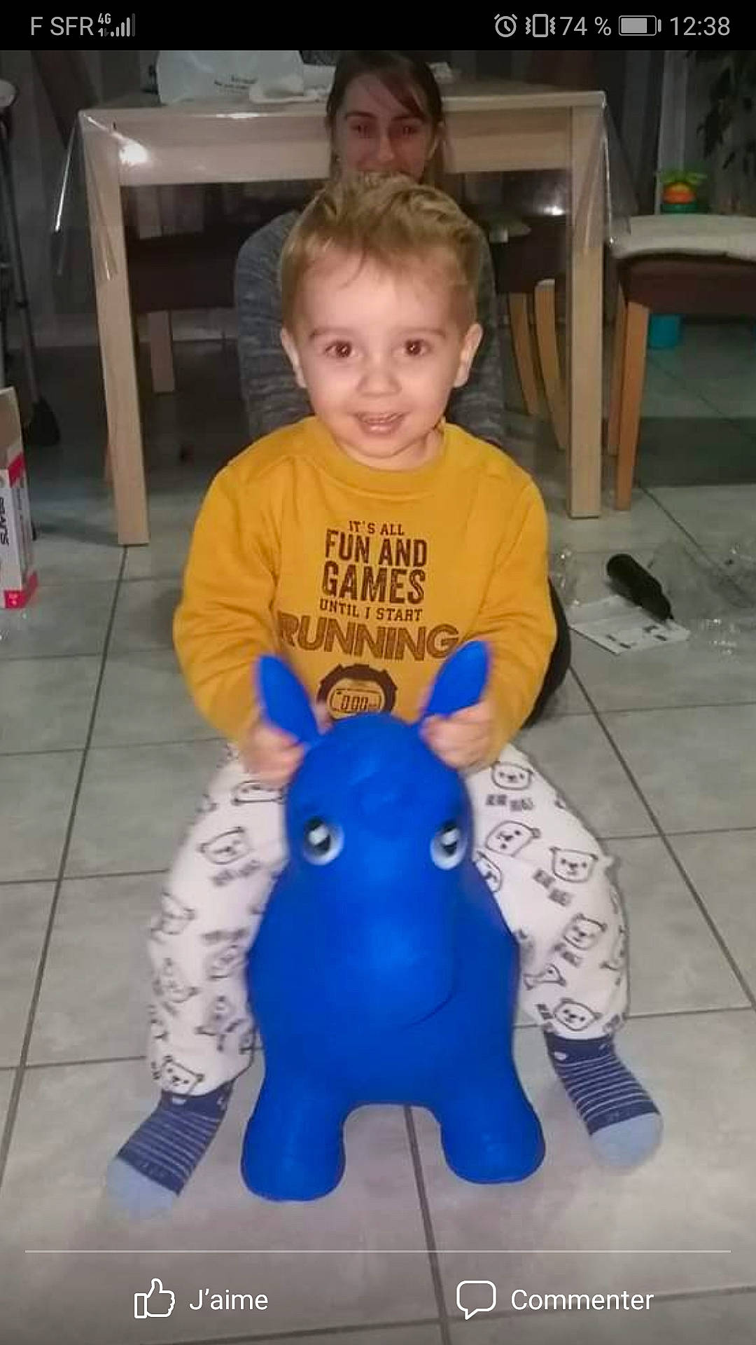 Ethan participe au concours pour gagner de l'argent avec cette photo : chair, child, electric_blue, event, eye, face, flooring, fun, happy, head, holiday, joint, joy, mammal, person, sitting, sleeve, smile, snout, t_shirt