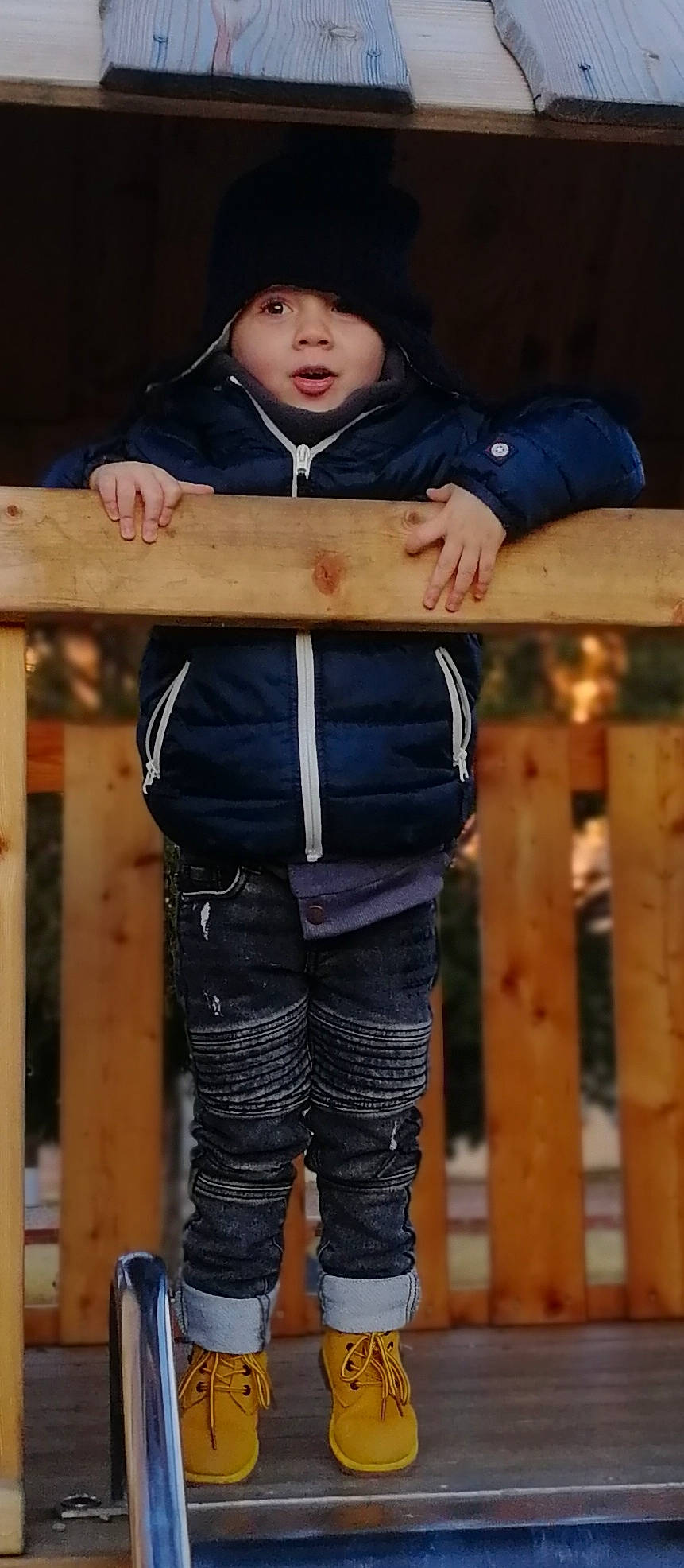 Ethan a rejoint le concours — aidez-le/la à gagner de superbes lots ! baby, baby_products, child, denim, electric_blue, flash_photography, fun, happy, hood, jacket, person, personal_protective_equipment, sitting, sleeve, standing, street_fashion, t_shirt, toddler, tree, white