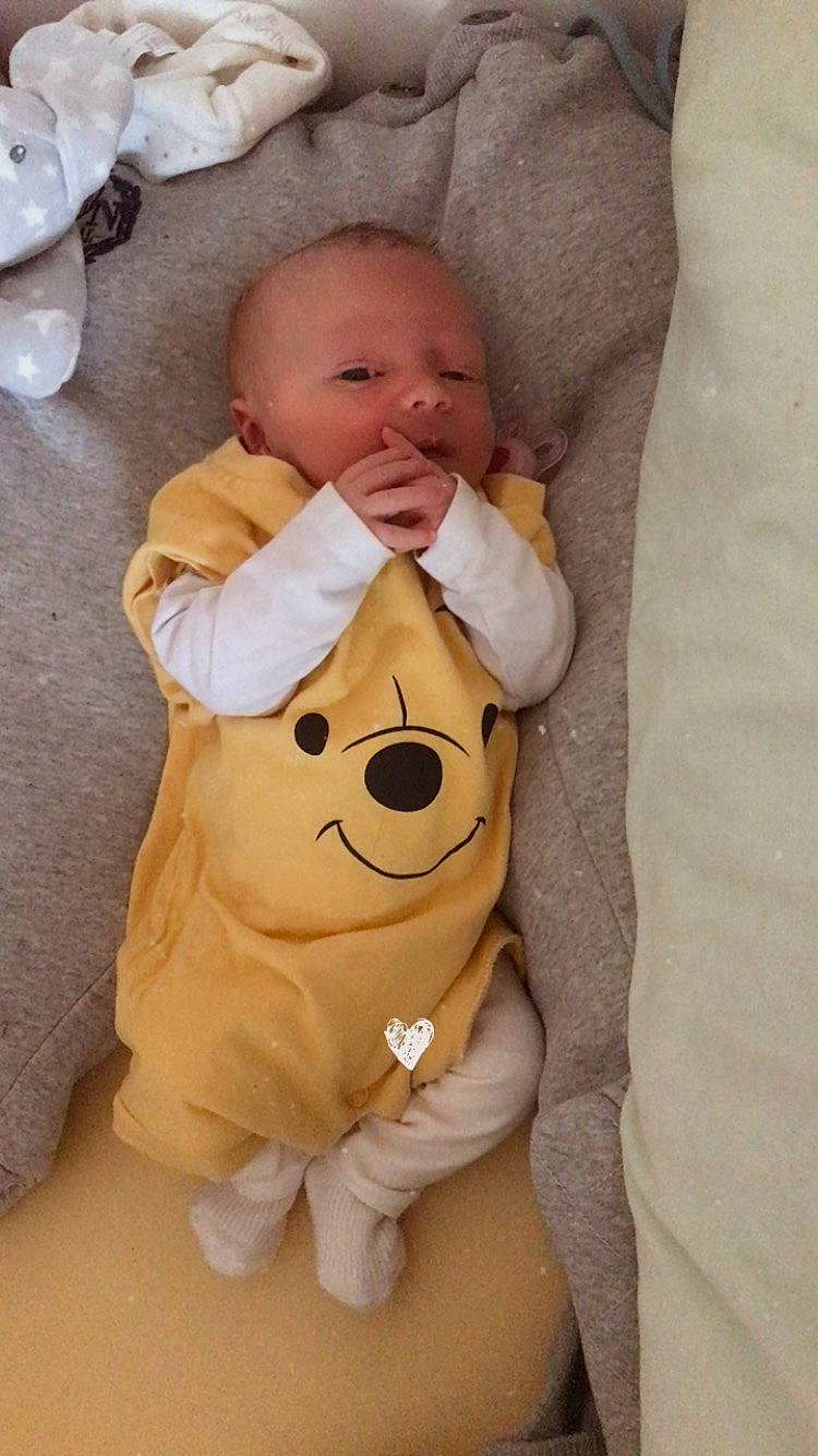 Maelann a rejoint le concours — aidez-le/la à gagner de superbes lots ! baby, baby_sleeping, baby_toddler_clothing, beige, cheek, child, comfort, flooring, happy, linens, nose, person, sitting, skin, sleeve, stuffed_toy, teddy_bear, thumb, toddler, toy