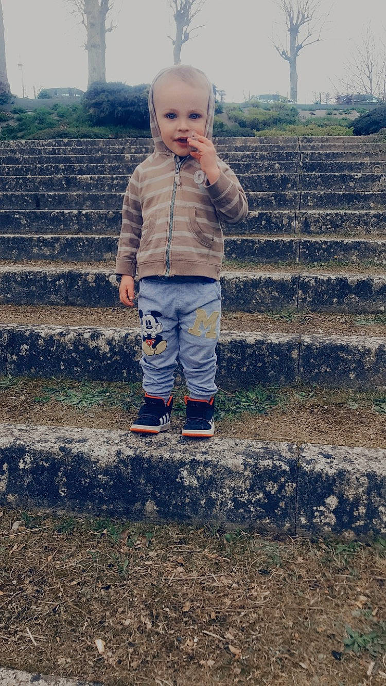 Ayden participe au concours pour gagner de l'argent avec cette photo : agriculture, asphalt, baby_toddler_clothing, child, denim, field, flash_photography, fun, grass, grassland, happy, horizon, landscape, leisure, people_in_nature, person, sky, soil, standing, toddler