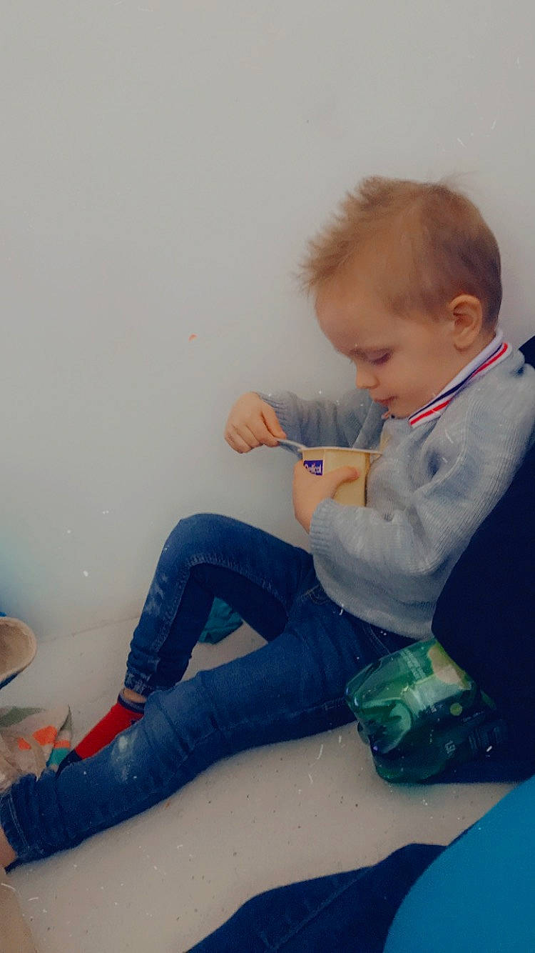 Ayden participe au concours pour gagner de l'argent avec cette photo : baby_toddler_clothing, comfort, elbow, floor, flooring, gesture, hand, happy, human_body, jeans, joint, knee, leg, neck, person, shoe, shoulder, sleeve, t_shirt, thigh