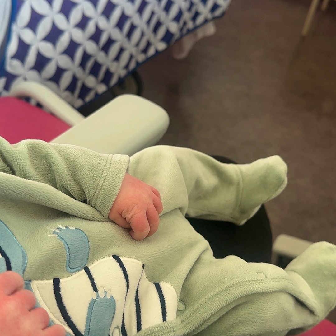 Mylan a rejoint le concours — aidez-le/la à gagner de superbes lots ! animal_applique, baby, child, closeup, clothing, comfort, cozy, cute, foot, furniture, hand, indoor, infant, newborn, onesie, patterned_bedding, person, resting, soft_fabric, warm
