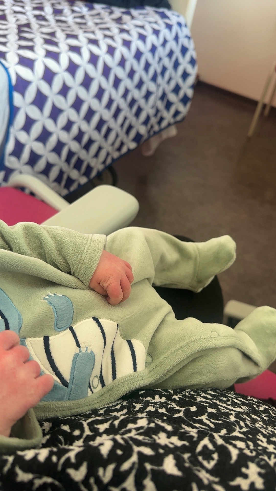 Mylan a rejoint le concours — aidez-le/la à gagner de superbes lots ! baby, infant, onesie, clothing, hand, foot, patterned_bedding, indoor, soft_fabric, resting, cute, animal_applique, furniture, comfort, closeup, cozy, newborn, child, person, warm