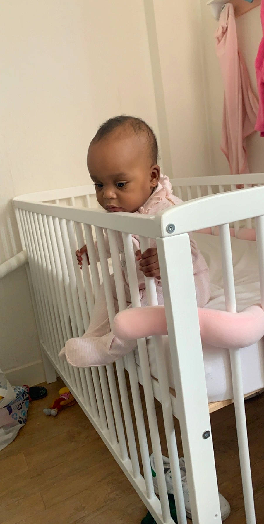 Thays a rejoint le concours — aidez-le/la à gagner de superbes lots ! baby, baby_gate, baby_products, baby_safety, baby_toys, bed, child, cradle, furniture, infant_bed, nursery, person, play_yard, product, room, toddler