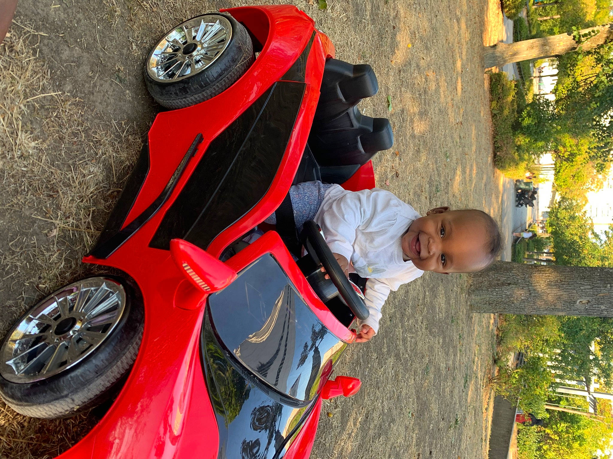 Thays participe au concours pour gagner de l'argent avec cette photo : auto_part, automotive_tire, automotive_wheel_system, car, child, joy, person, red, toddler, tree, vehicle, wheel