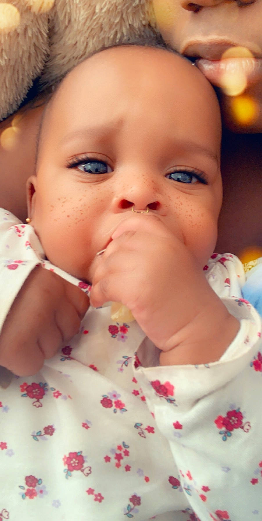 Thays participe au concours pour gagner de l'argent avec cette photo : baby, cheek, child, chin, close_up, ear, eye, eyebrow, eyelash, face, finger, forehead, head, iris, lip, mouth, nose, person, skin, toddler