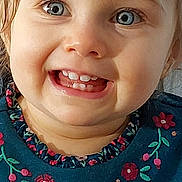 Alicia participe au concours pour gagner de l'argent avec cette photo : toddler, child, smiling, face, blue_eyes, teeth, blonde_hair, portrait, close_up, cute, happy, clothing, embroidery, floral_pattern, person, baby, young_child, indoor, skin, head