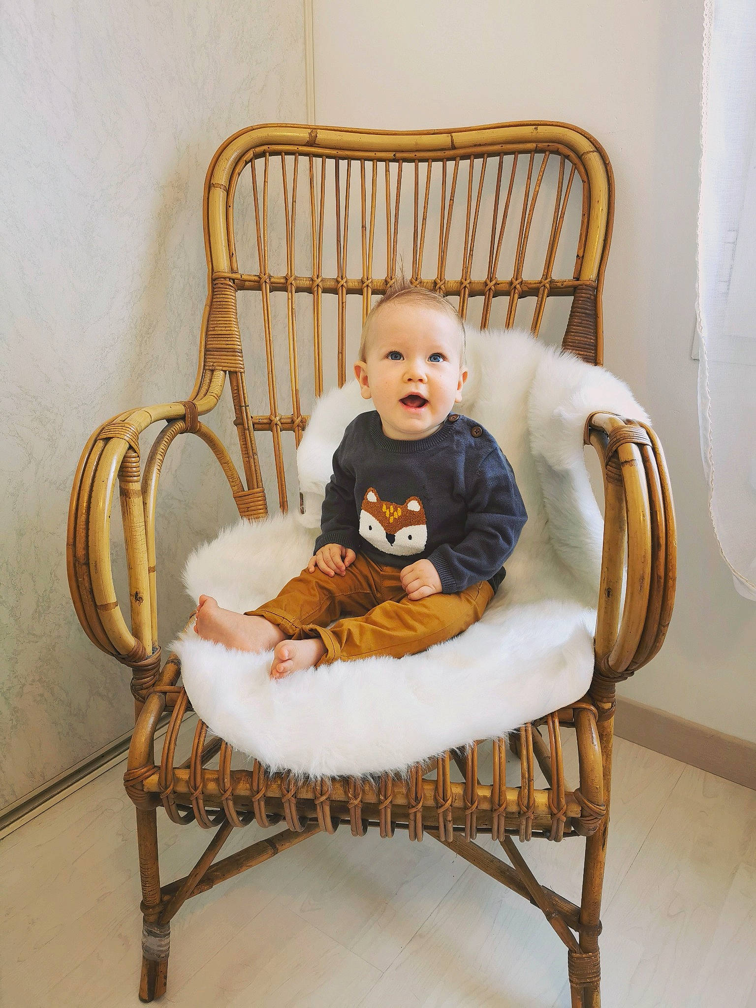 Gabriel a rejoint le concours — aidez-le/la à gagner de superbes lots ! armrest, baby, baby_products, baby_toddler_clothing, chair, child, comfort, furniture, hardwood, mammal, person, room, sitting, smile, surprise, toddler, wood