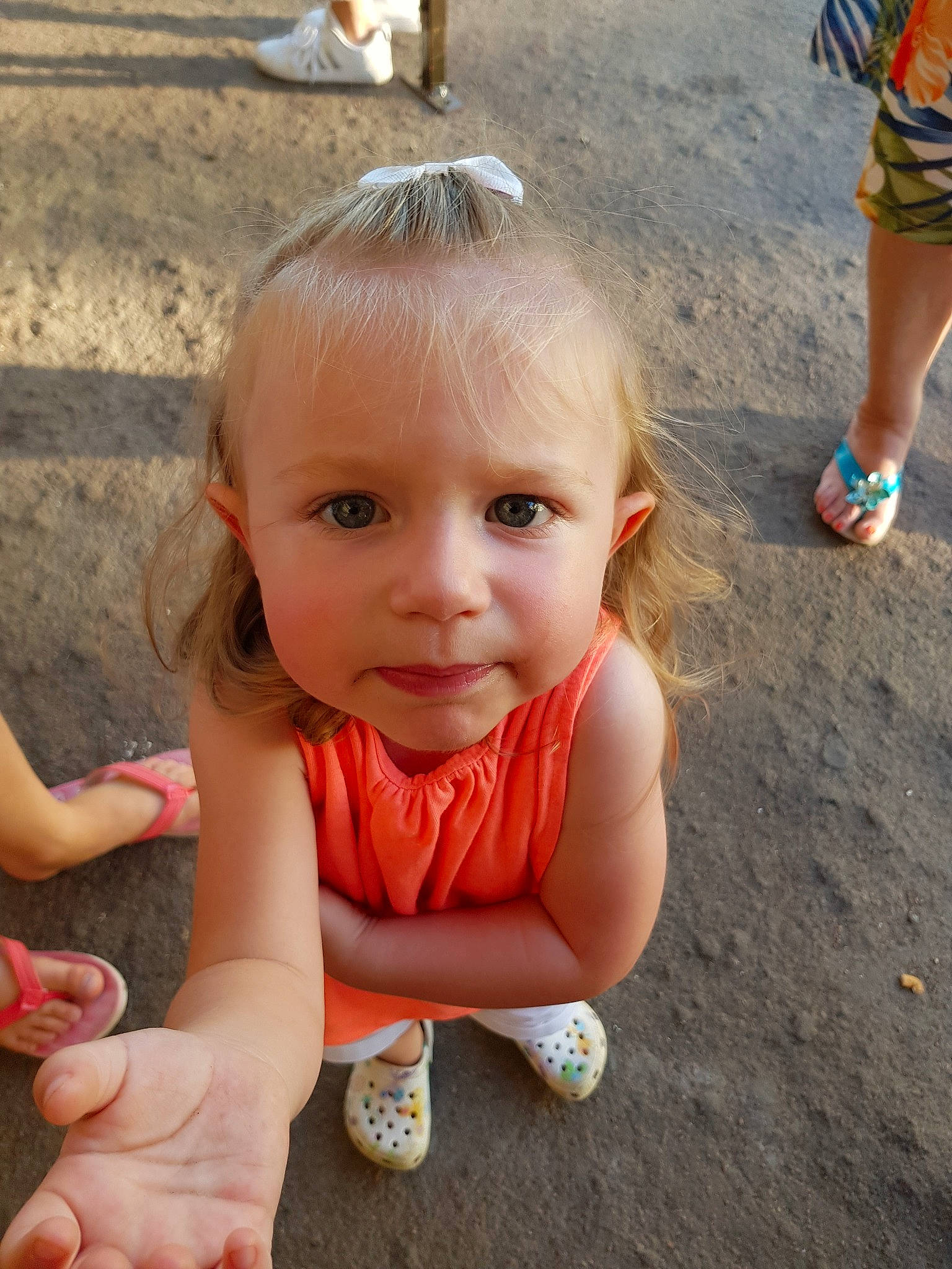 Charlyne a rejoint le concours — aidez-le/la à gagner de superbes lots ! cheek, child, fun, girl, hand, happiness, human_hair_color, infant, leg, person, play, sitting, skin, smile, summer, toddler, vacation
