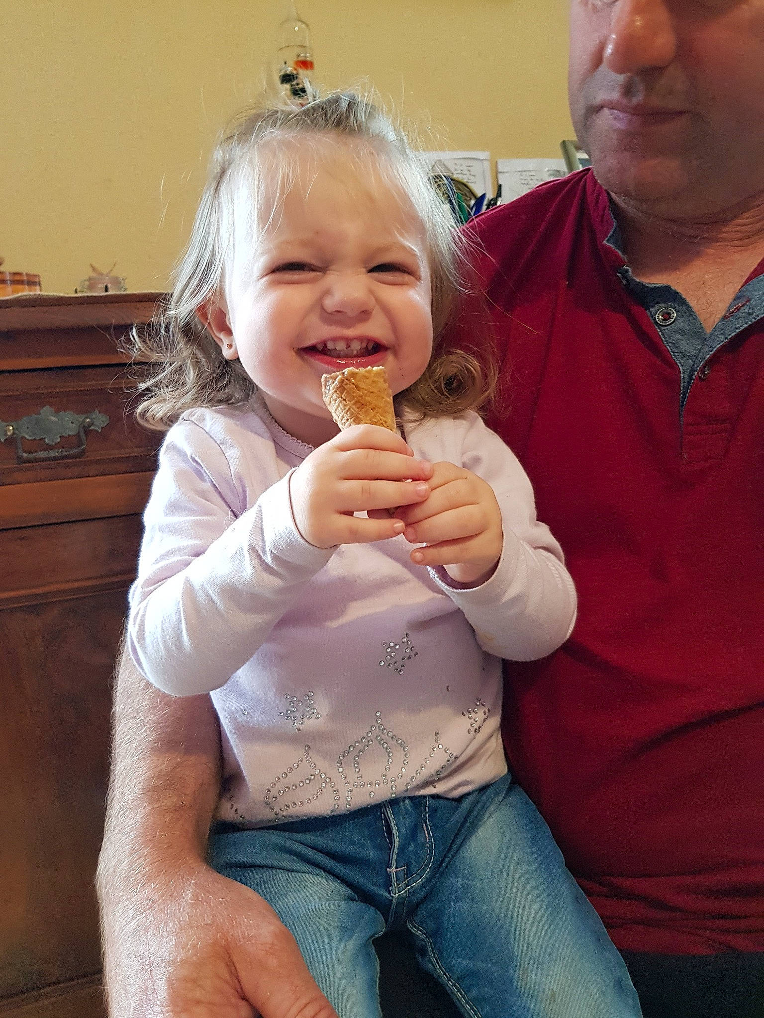 Charlyne participe au concours pour gagner de l'argent avec cette photo : cheek, child, daughter, eating, facial_expression, finger, fun, girl, hand, happiness, infant, joy, laughter, mouth, nose, person, product, sitting, skin, smile
