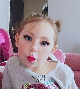 Elif a rejoint le concours — aidez-le/la à gagner de superbes lots ! cheek, cool, ear, eye, eyebrow, eyelash, face, finger, forehead, happy, head, iris, jaw, lip, mouth, neck, nose, person, shoulder, skin