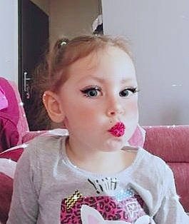 Elif participe au concours pour gagner de l'argent avec cette photo : baby, baby_toddler_clothing, blond, cheek, chin, ear, eyebrow, eyelash, face, facial_expression, happy, iris, jaw, lip, mouth, neck, nose, person, skin, sleeve