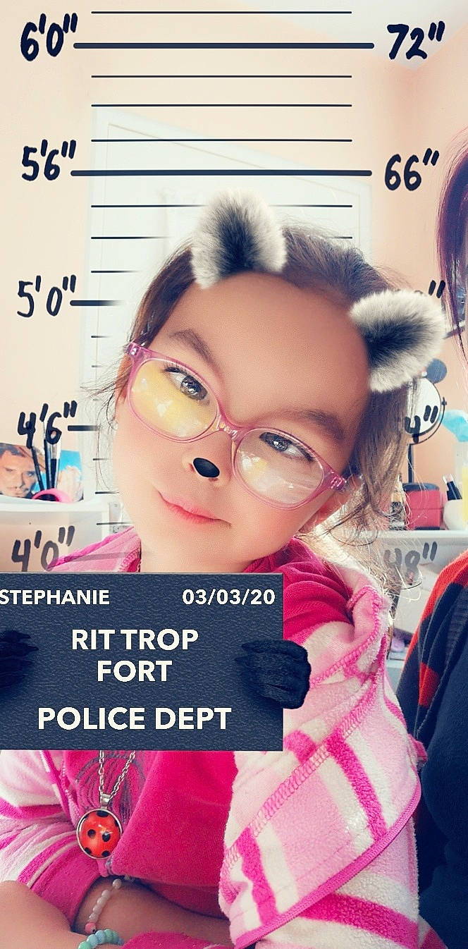 Meliha a rejoint le concours — aidez-le/la à gagner de superbes lots ! child, cool, eyebrow, eyewear, forehead, glasses, magazine, nose, person, photo_caption, photography, selfie, smile, text, vision_care