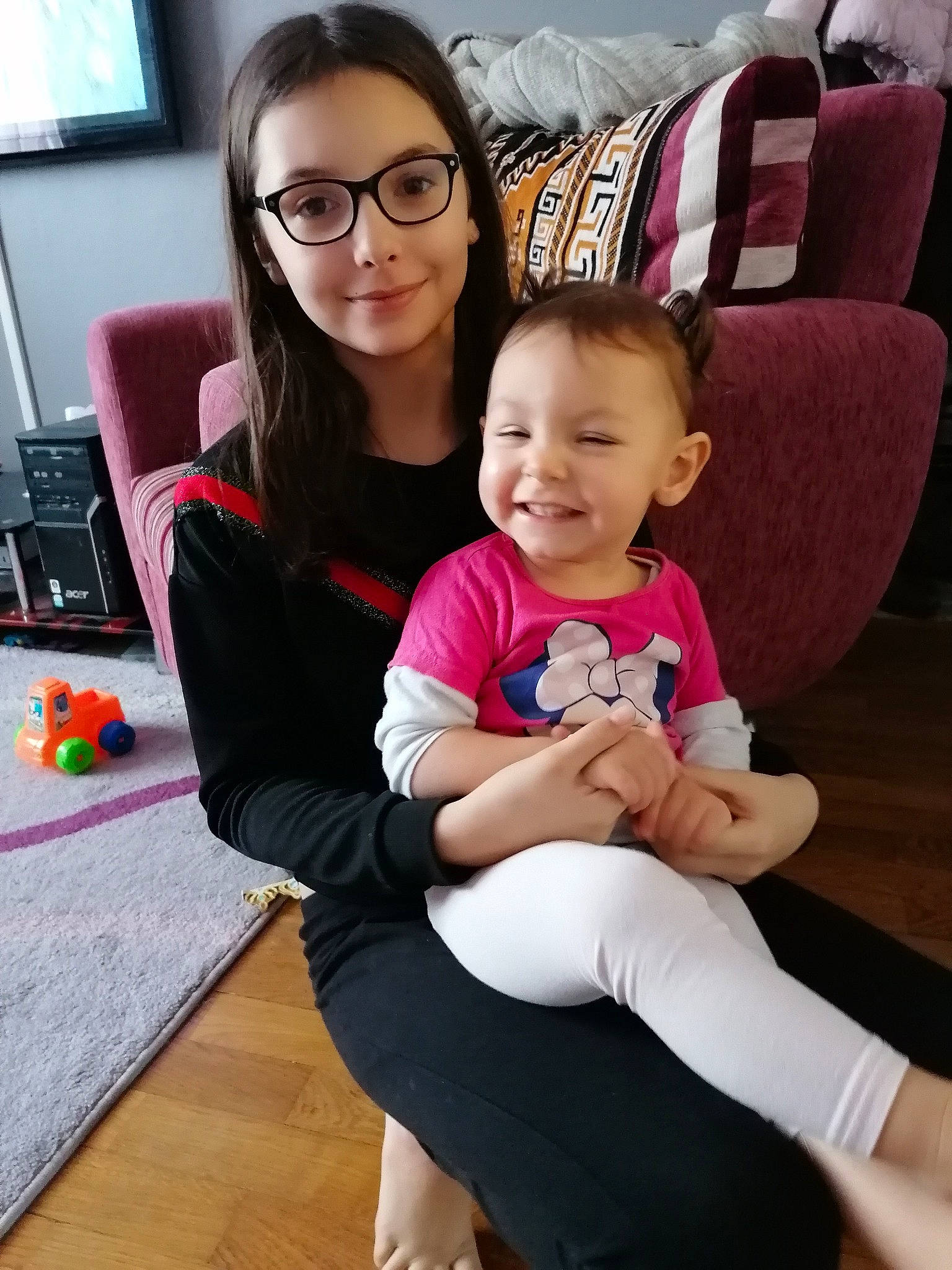 Saliha participe au concours pour gagner de l'argent avec cette photo : arm, baby, beauty, child, face, family, fun, furniture, glasses, happy, head, joy, leg, people, person, photography, sitting, skin, smile, sportswear