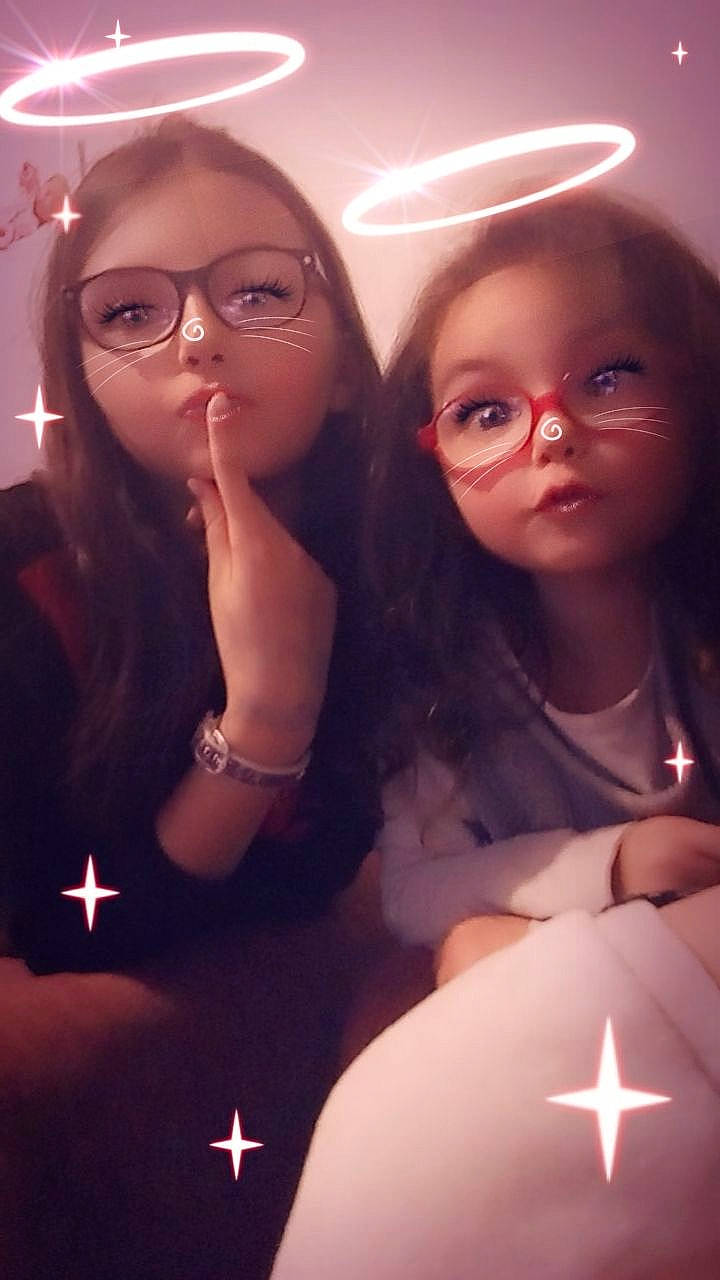 Saliha participe au concours pour gagner de l'argent avec cette photo : black_hair, brown_hair, cool, eyewear, face, friendship, fun, gesture, glasses, lady, lip, long_hair, nose, person, photography, selfie, smile, vision_care