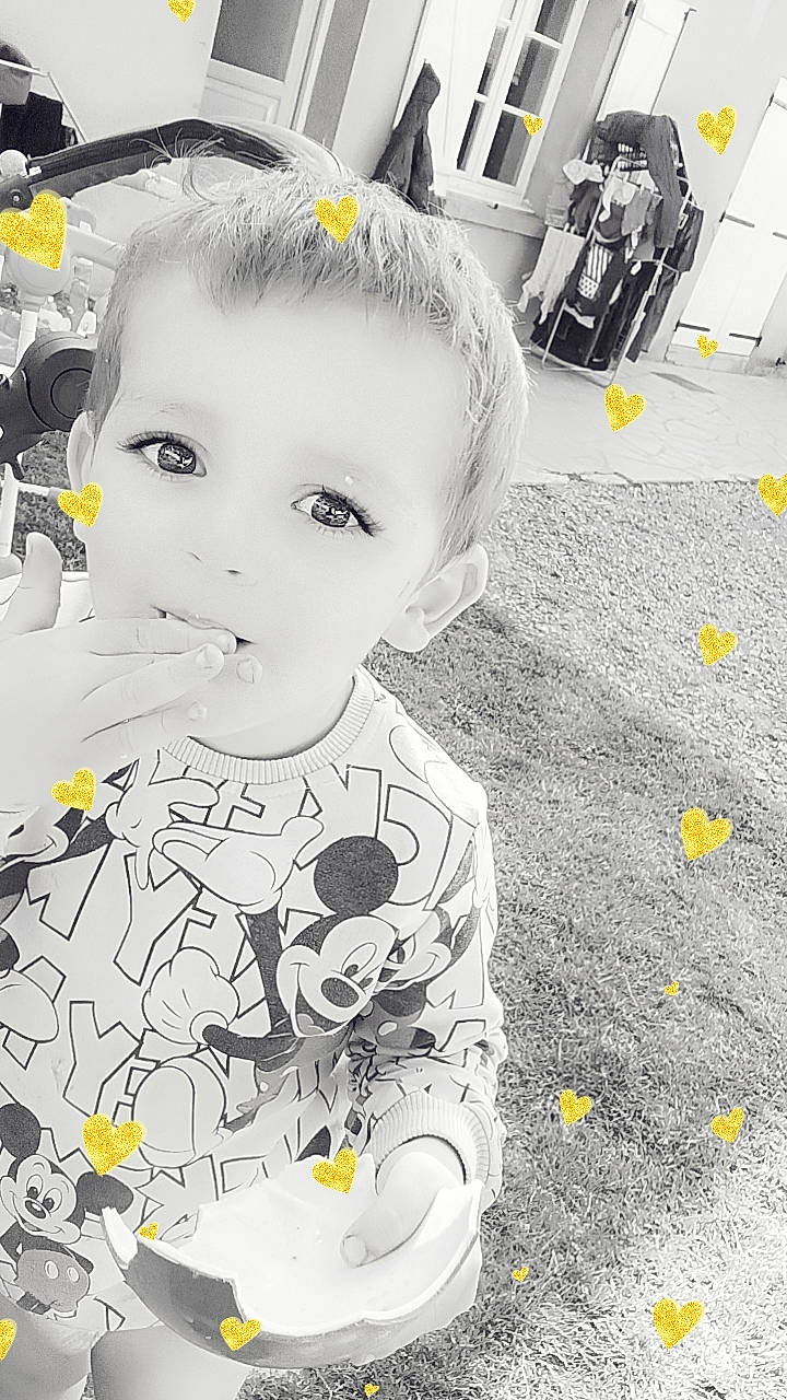 Mayron a rejoint le concours — aidez-le/la à gagner de superbes lots ! art, asphalt, automotive_tire, baby, black, black_and_white, child, cool, eye, happy, monochrome, monochrome_photography, motor_vehicle, person, road_surface, standing, style, tire, toddler, wheel