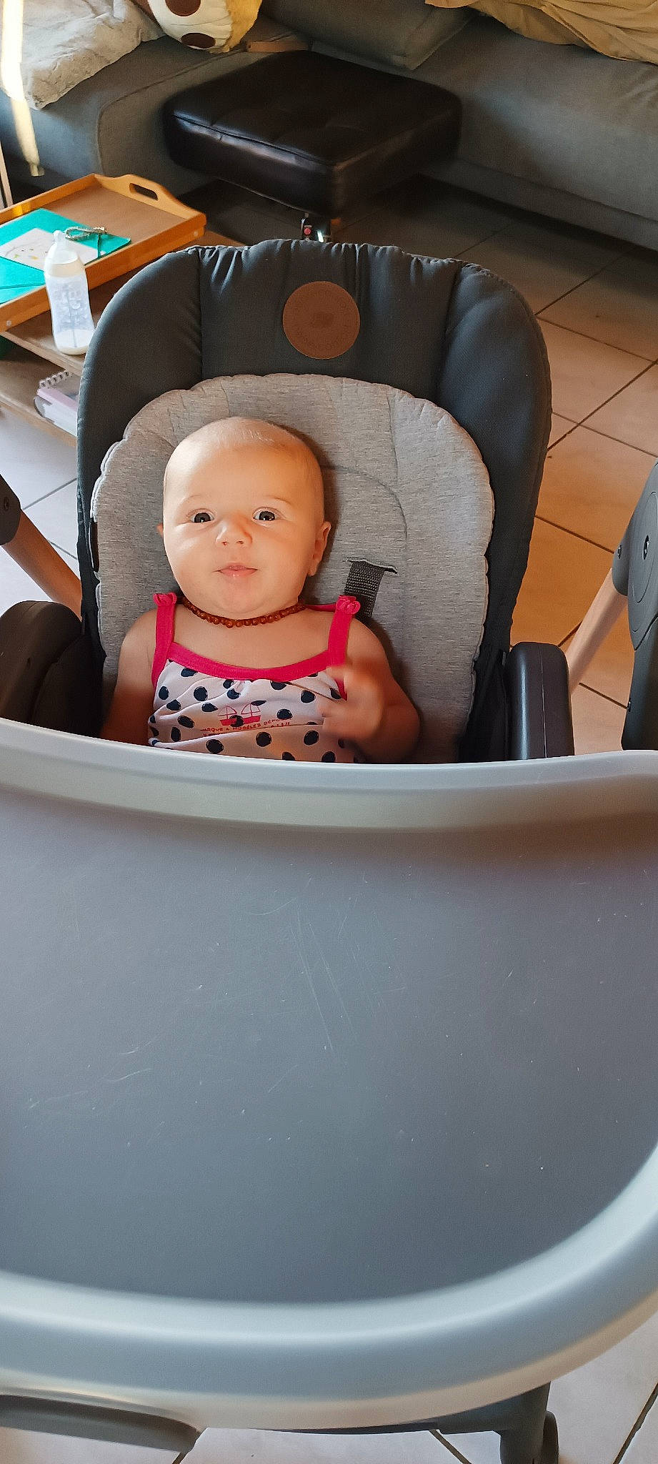 Romane participe au concours pour gagner de l'argent avec cette photo : baby, baby_carriage, baby_products, baby_safety, baby_toddler_clothing, chair, cheek, child, circle, comfort, dishware, eye, person, room, serveware, sitting, toddler