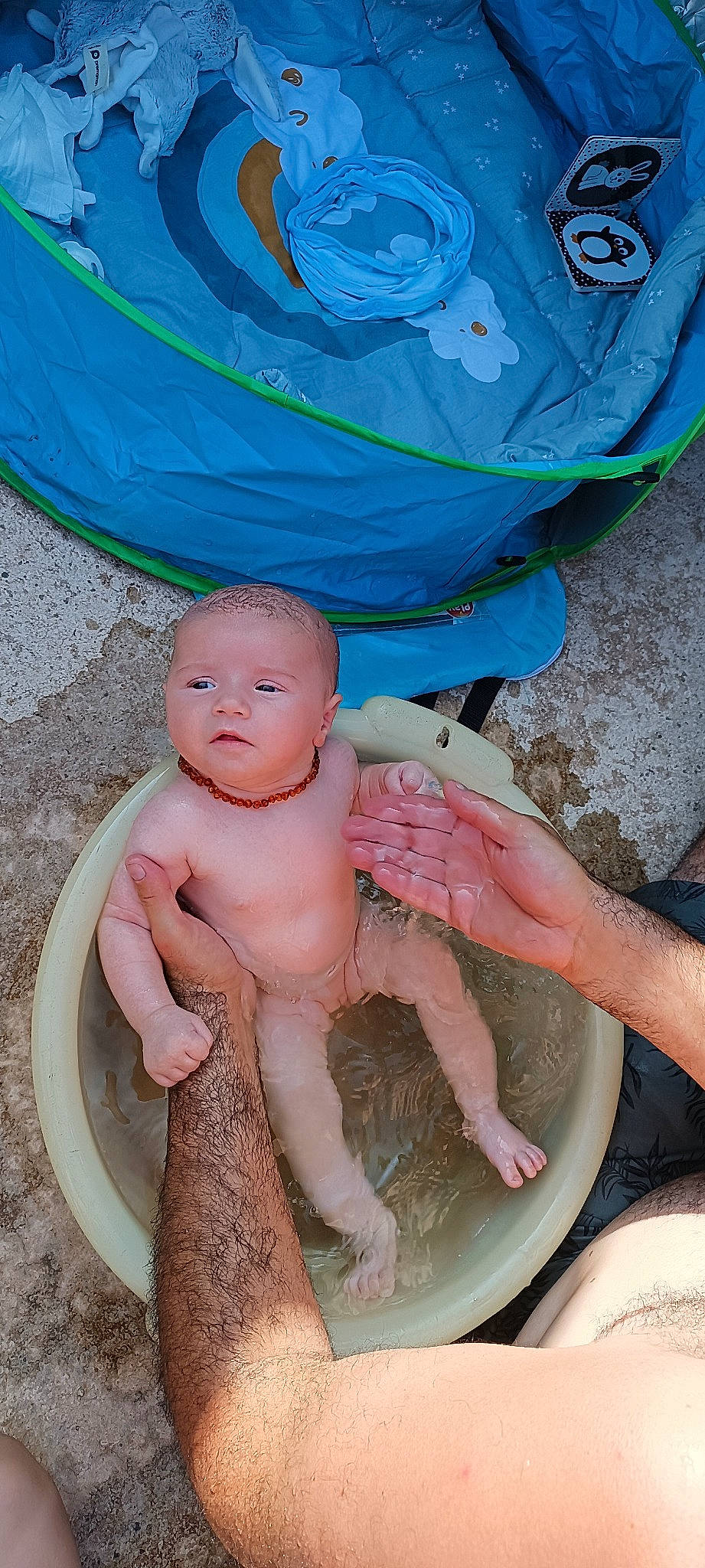Romane a rejoint le concours — aidez-le/la à gagner de superbes lots ! baby, baby_bathing, bathing, blue, child, circle, electric_blue, event, foot, fun, green, happy, leisure, person, pink, product, recreation, sitting, toddler, vacation