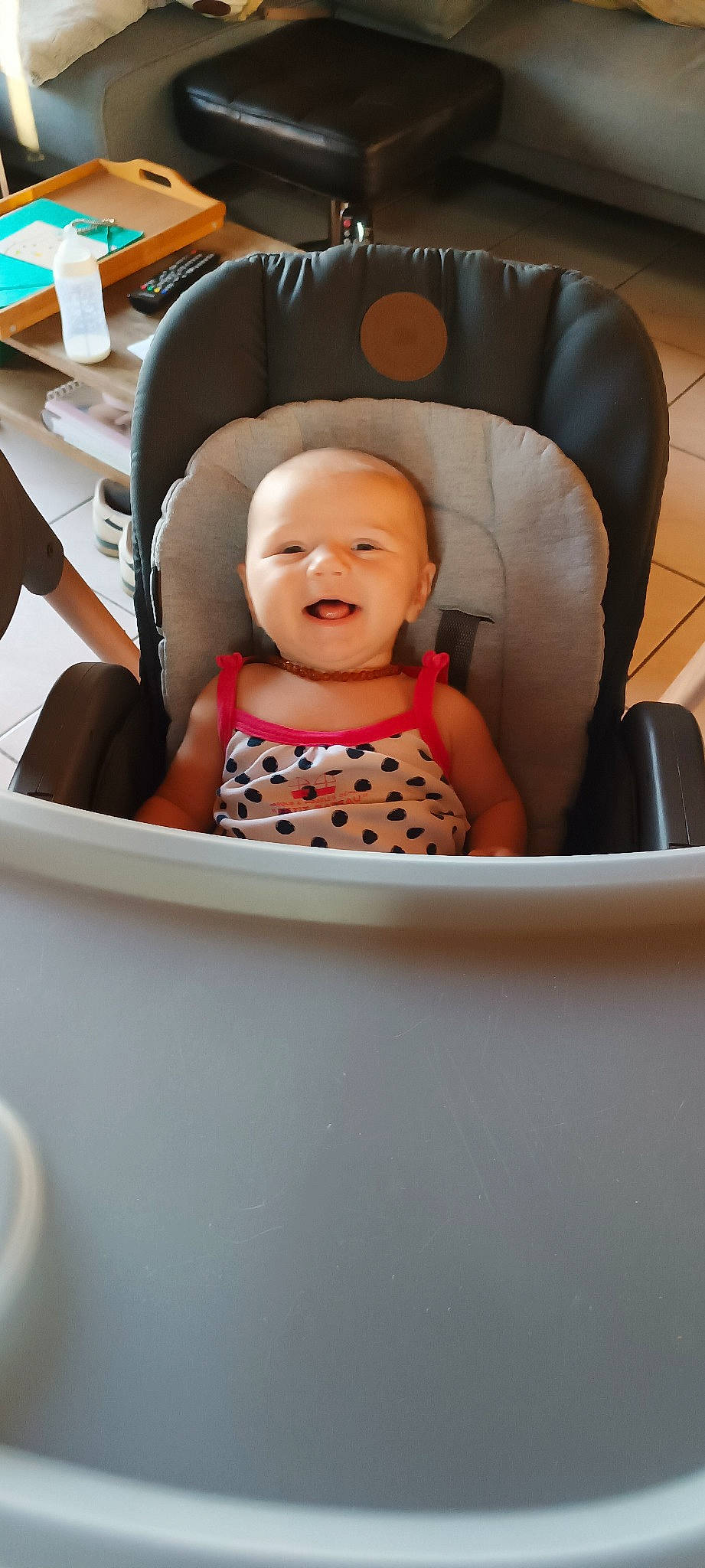 Romane a rejoint le concours — aidez-le/la à gagner de superbes lots ! baby, baby_carriage, baby_in_car_seat, baby_products, baby_safety, baby_toddler_clothing, bib, chair, child, circle, comfort, eye, infant_bed, pattern, person, personal_protective_equipment, room, sitting, smile, tableware