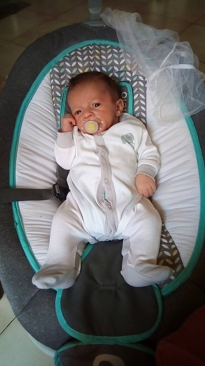 Lysandro a rejoint le concours — aidez-le/la à gagner de superbes lots ! baby, baby_carriage, baby_products, baby_safety, baby_toddler_clothing, chair, cheek, child, circle, comfort, infant_bed, linens, person, sitting, smile, textile, toddler