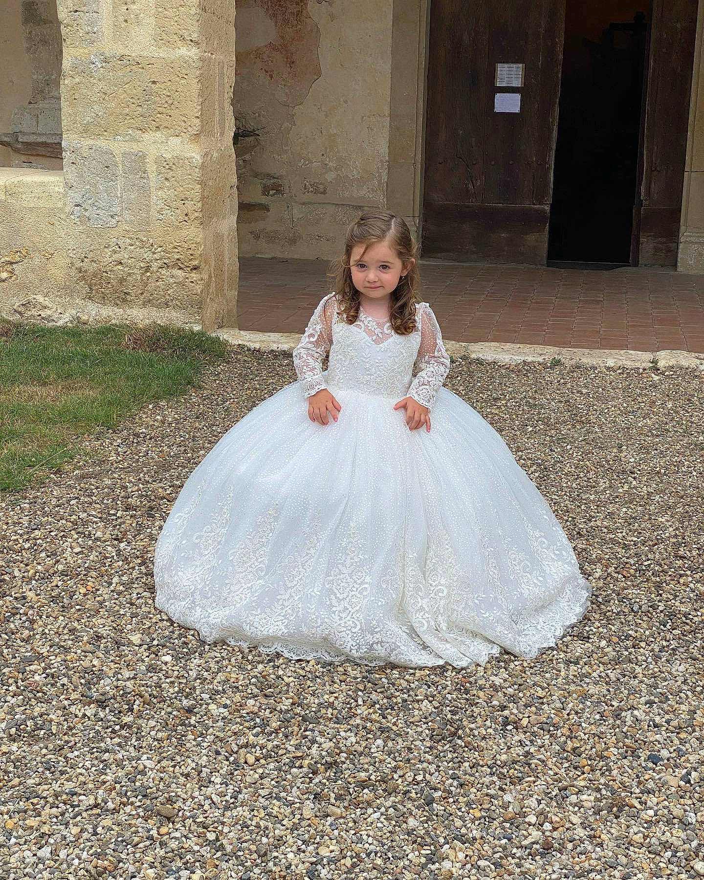 Keyssie participe au concours pour gagner de l'argent avec cette photo : bridal_accessory, bridal_clothing, bridal_party_dress, day_dress, dress, embellishment, eye, fashion_design, flash_photography, flooring, formal_wear, gown, grass, hairstyle, happy, outerwear, person, shoulder, waist, wedding_ceremony_supply