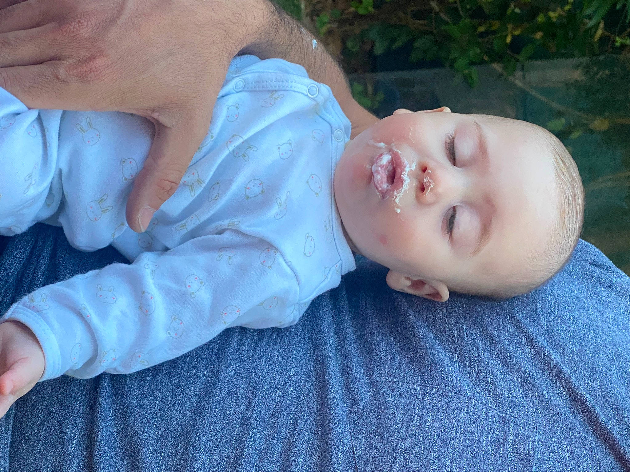 Lukas participe au concours pour gagner de l'argent avec cette photo : baby, baby_toddler_clothing, cheek, child, comfort, finger, fun, gesture, grass, hand, happy, iris, lip, mouth, nose, person, sitting, skin, smile, toddler