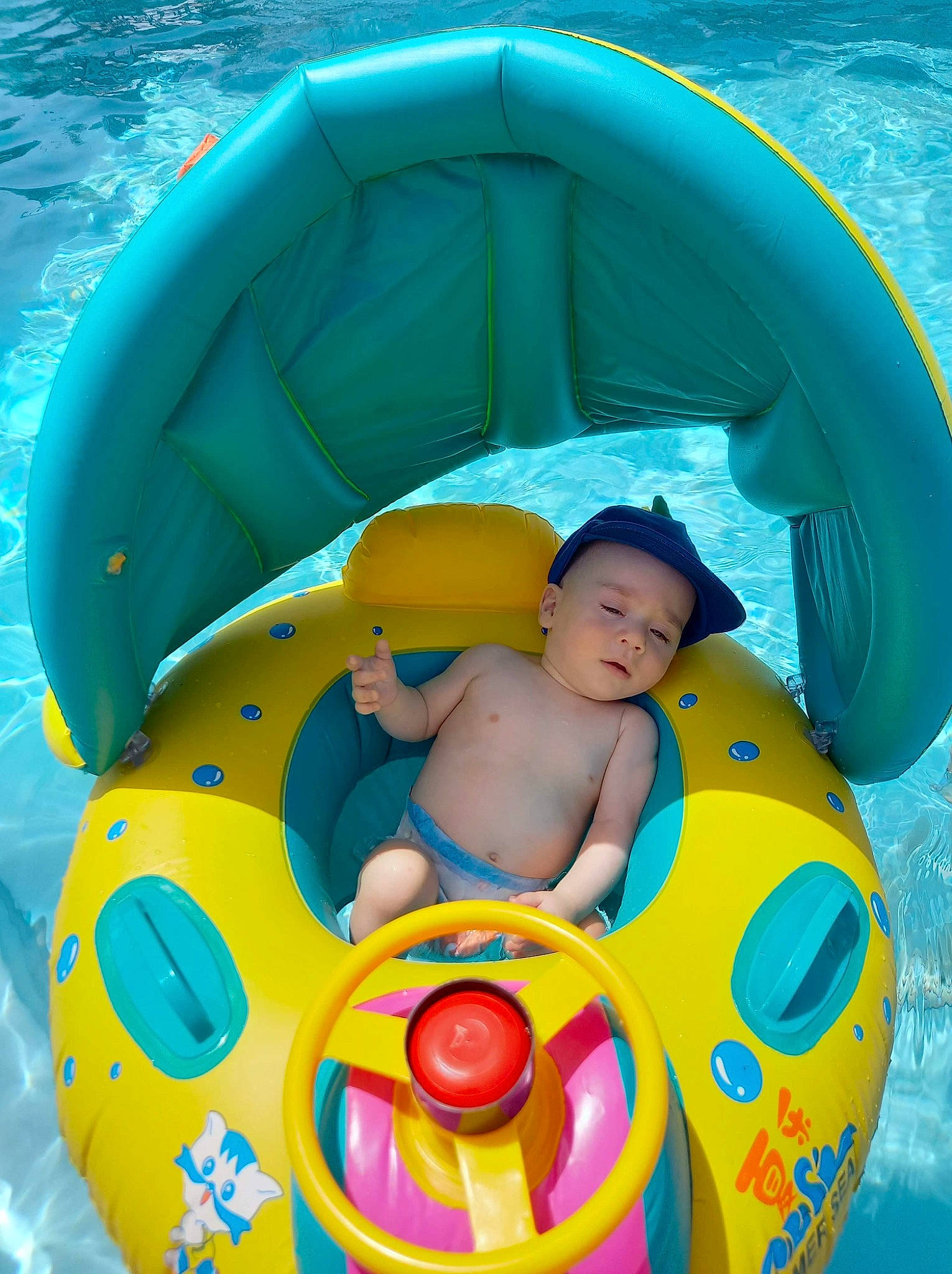 Lukas a rejoint le concours — aidez-le/la à gagner de superbes lots ! aqua, baby, baby_float, baby_products, blue, child, circle, comfort, fun, green, headwear, inflatable, leisure, organ, person, photograph, product, recreation, snapshot, toddler