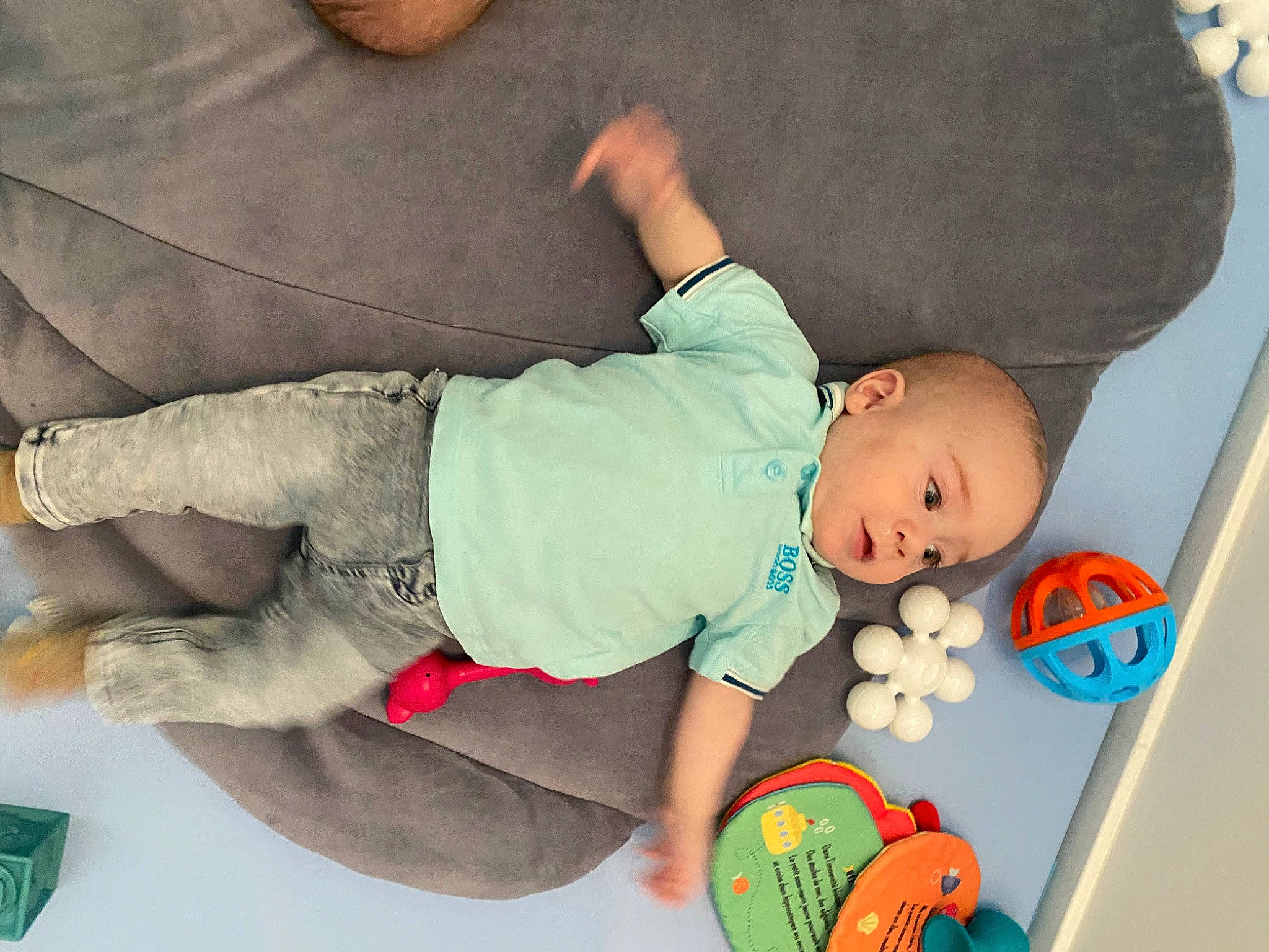 Lukas participe au concours pour gagner de l'argent avec cette photo : arm, baby, baby_products, baby_toddler_clothing, cheek, child, comfort, elbow, facial_expression, finger, gesture, green, happy, head, people, person, skin, sleeve, sock, t_shirt
