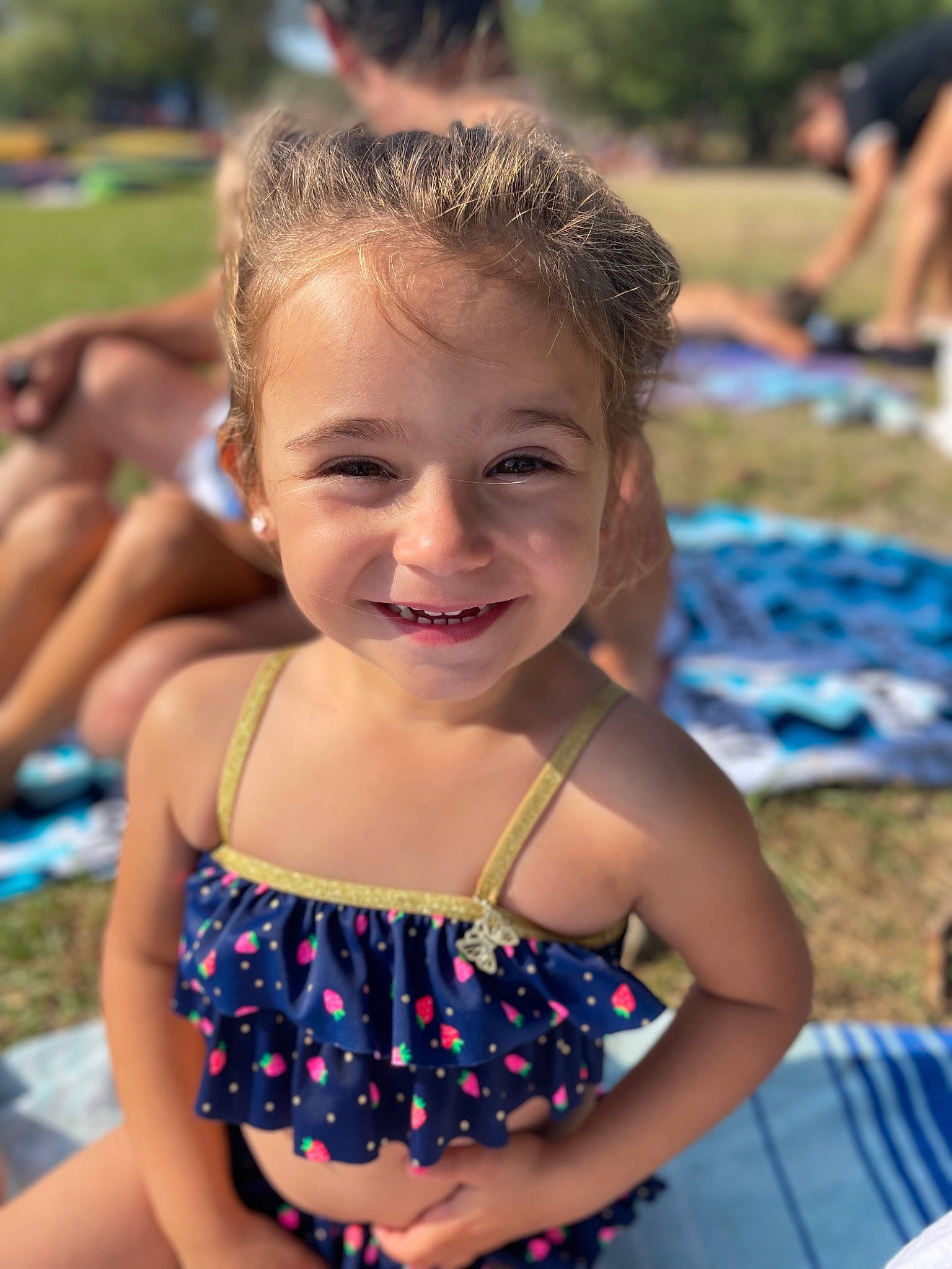 Noelie a rejoint le concours — aidez-le/la à gagner de superbes lots ! beauty, blond, blue, chest, child, event, facial_expression, fun, grass, hair, happy, joy, leisure, person, photograph, recreation, skin, smile, snapshot, summer