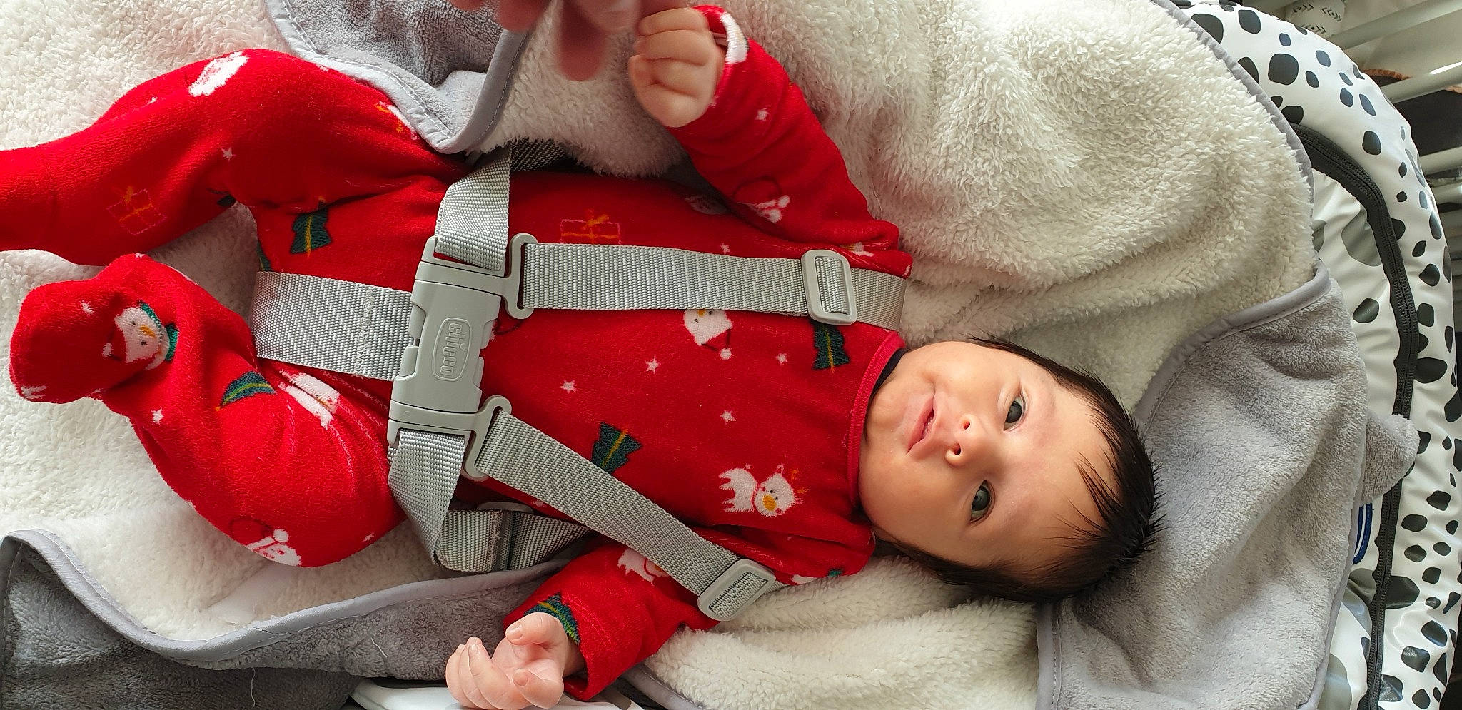 Paul a rejoint le concours — aidez-le/la à gagner de superbes lots ! baby, baby_products, baby_toddler_clothing, carmine, child, comfort, event, holiday, human_body, lap, leg, linens, person, red, room, santa_claus, sleeve, sock, textile, toddler