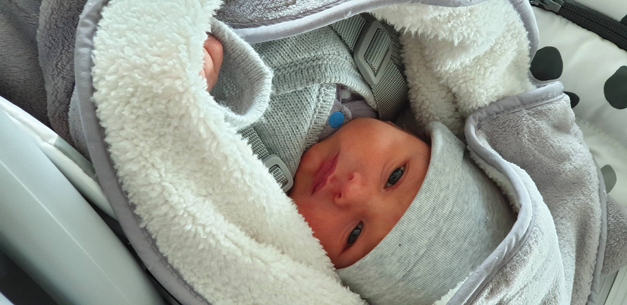 Paul a rejoint le concours — aidez-le/la à gagner de superbes lots ! baby, baby_products, baby_sleeping, baby_toddler_clothing, bedtime, cheek, child, close_up, comfort, eye, fur, headwear, linens, nap, person, product, room, skin, sleep, textile