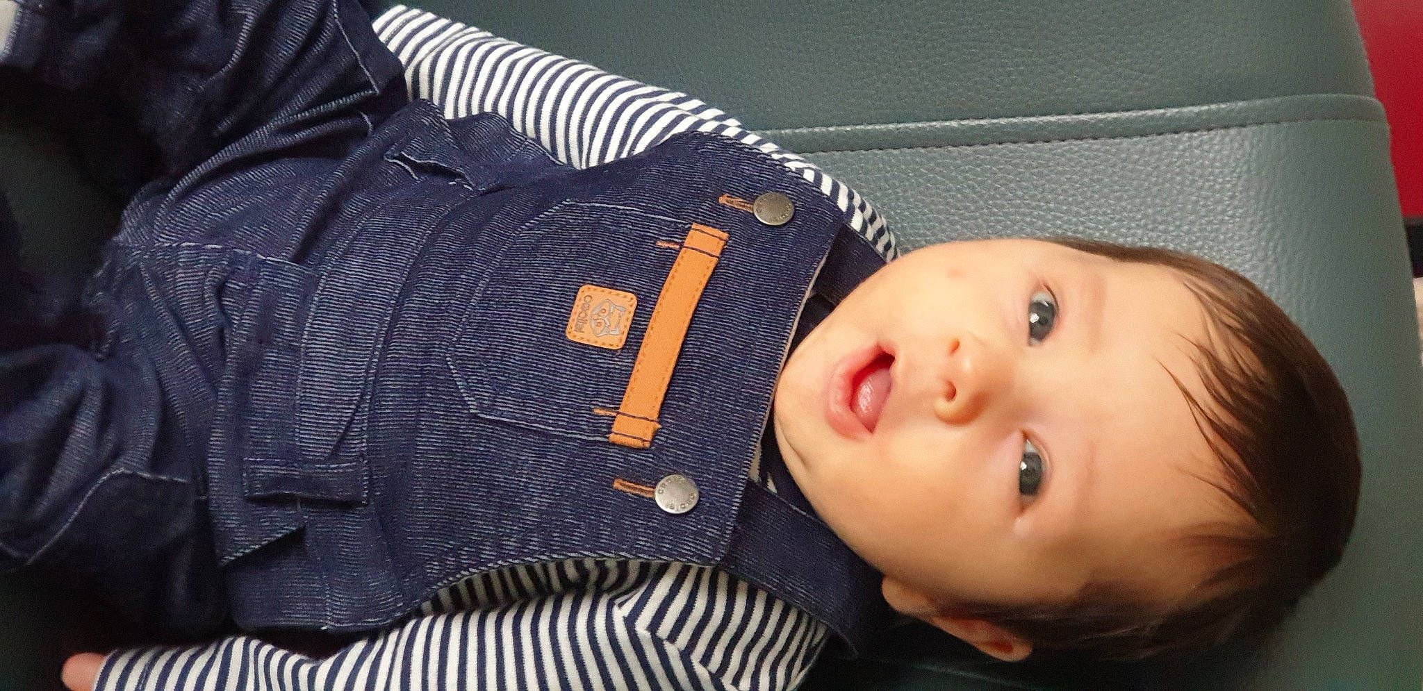 Paul a rejoint le concours — aidez-le/la à gagner de superbes lots ! abdomen, baby, baby_products, baby_toddler_clothing, cheek, chest, child, comfort, couch, elbow, eyelash, human_body, human_leg, pattern, person, sitting, sleeve, thigh, toddler, trunk