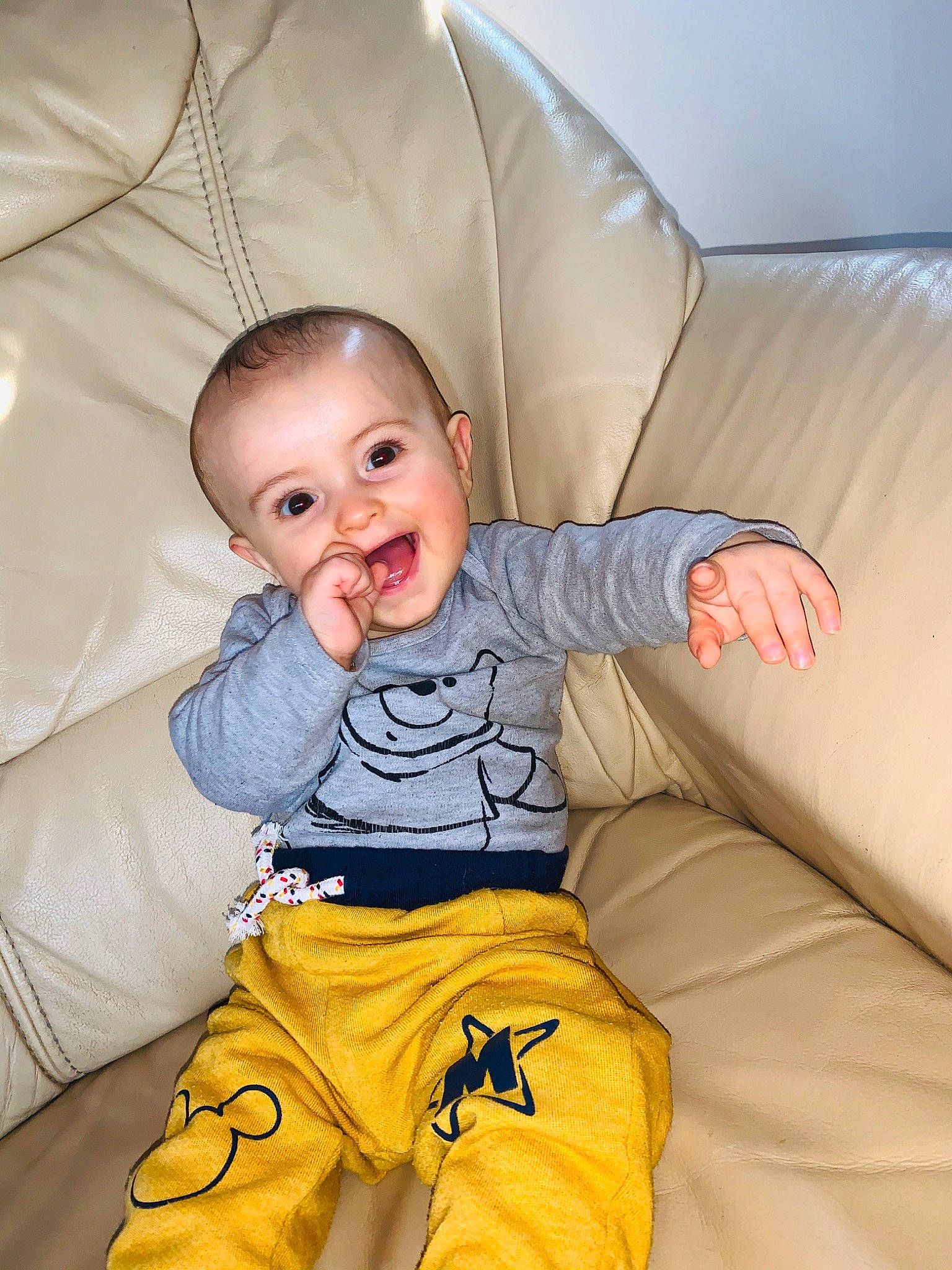 Nölan a rejoint le concours — aidez-le/la à gagner de superbes lots ! abdomen, baby, child, leg, person, skin, t_shirt, toddler, yellow