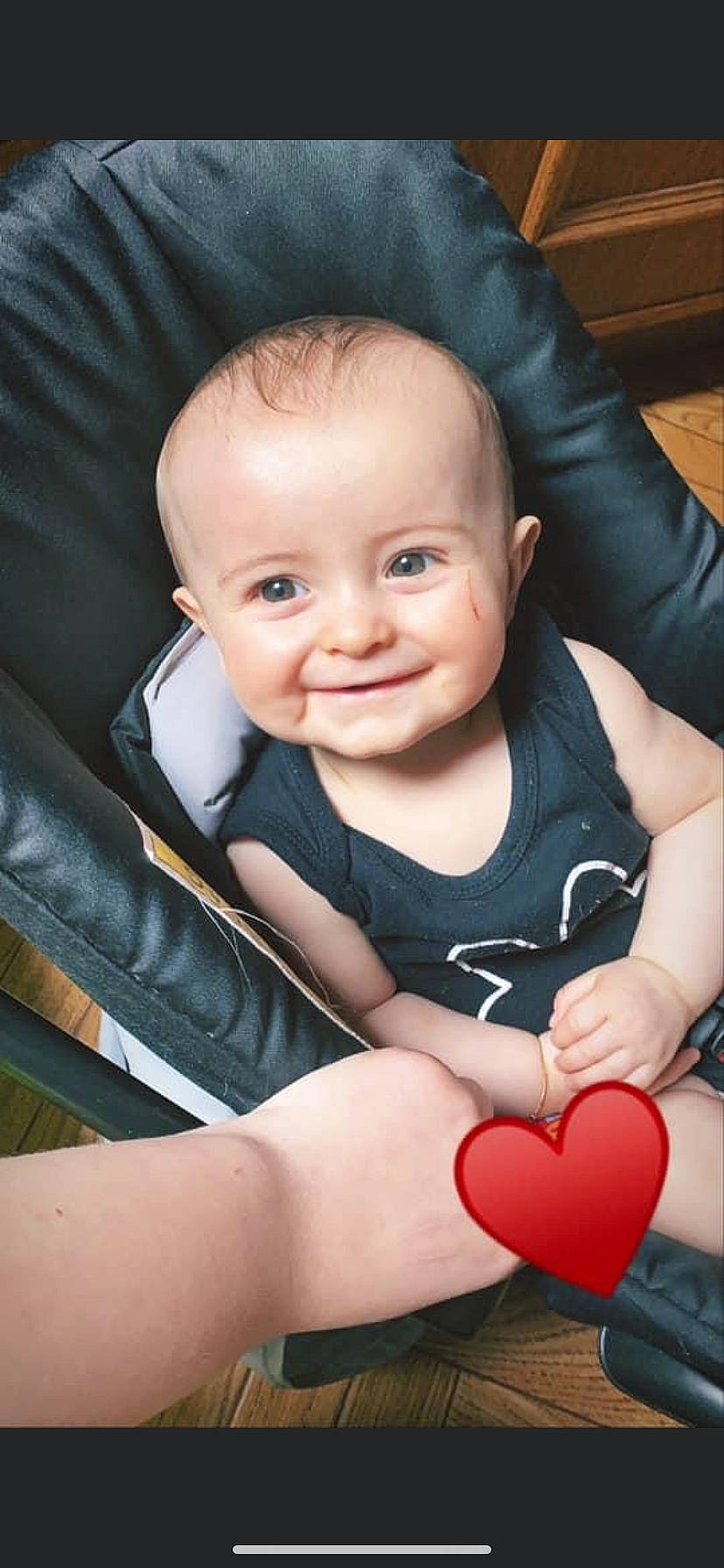 Nölan participe au concours pour gagner de l'argent avec cette photo : arm, baby, baby_products, cheek, child, face, head, joy, person, product, skin, smile, toddler