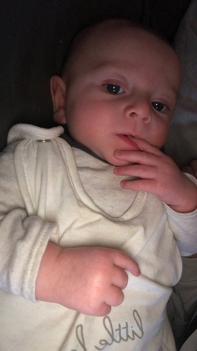 Kayden participe au concours pour gagner de l'argent avec cette photo : arm, baby, baby_toddler_clothing, cheek, comfort, ear, eye, eyebrow, finger, forehead, gesture, hand, iris, lip, mouth, neck, nose, person, skin, sleeve