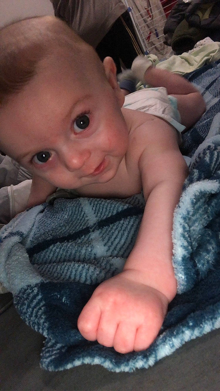 Kayden participe au concours pour gagner de l'argent avec cette photo : baby, baby_toddler_clothing, cheek, chin, comfort, eye, finger, gesture, happy, iris, joint, leg, lip, mouth, muscle, nose, person, skin, smile, thumb