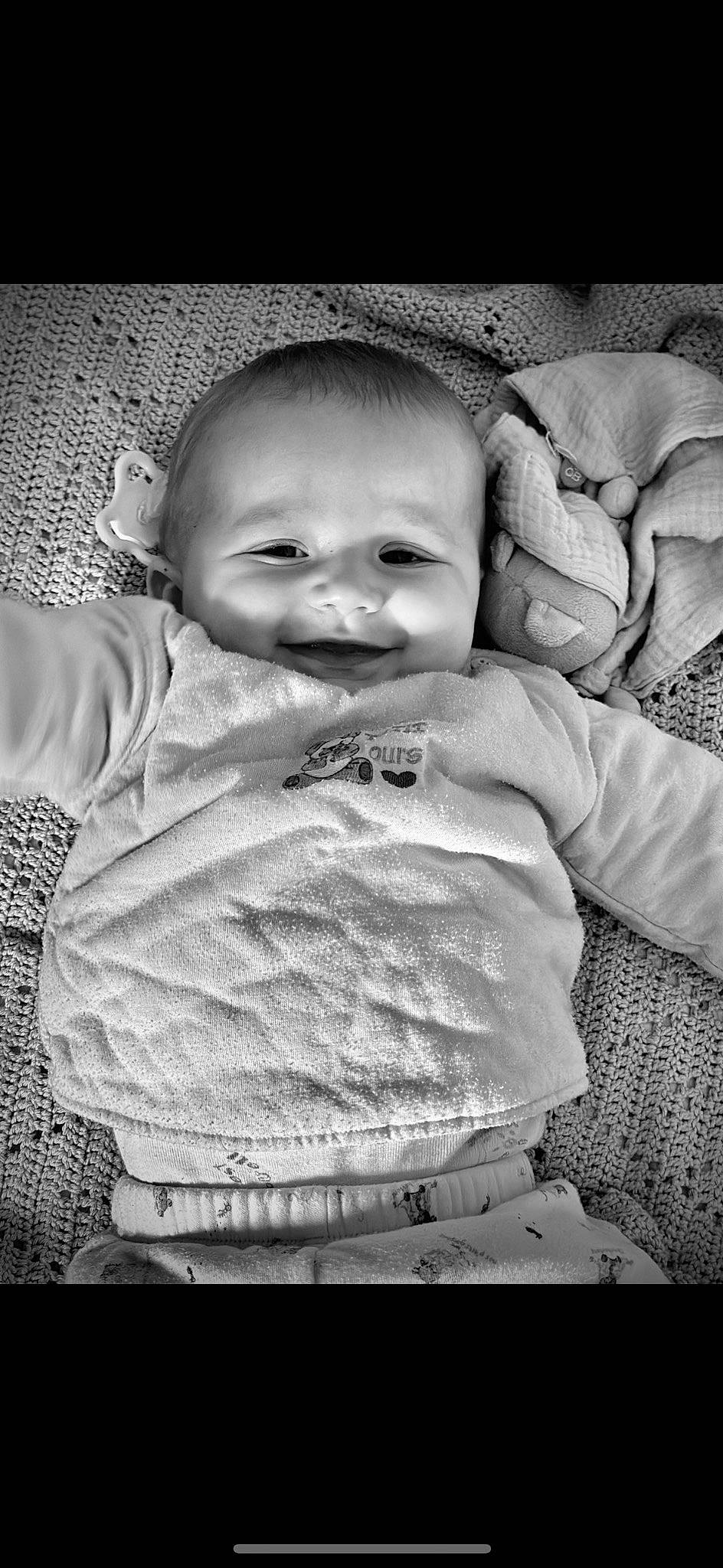 Ayden participe au concours pour gagner de l'argent avec cette photo : baby, baby_toddler_clothing, black, black_and_white, cheek, child, comfort, eye, flash_photography, gesture, happy, head, human_body, iris, monochrome, monochrome_photography, person, skin, sleeve, smile