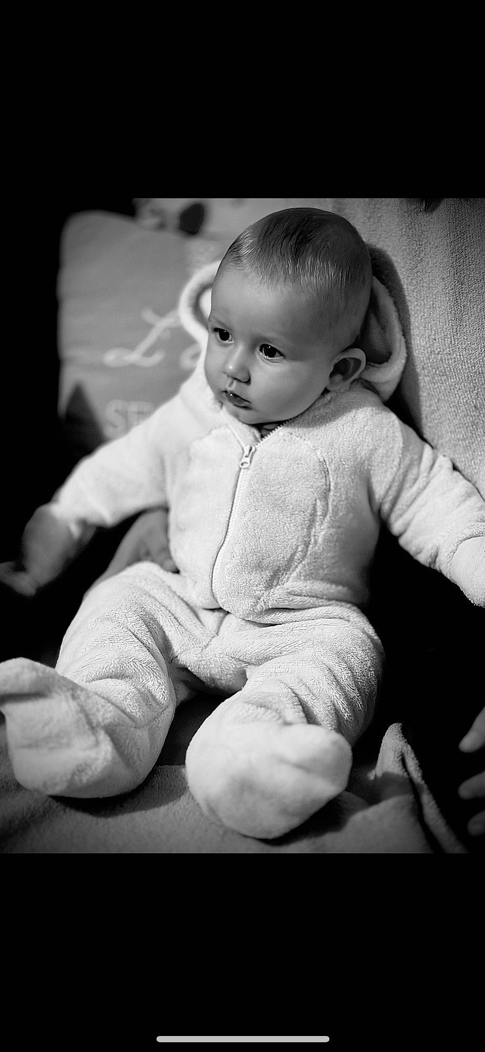 Ayden participe au concours pour gagner de l'argent avec cette photo : arm, baby, baby_toddler_clothing, black_and_white, cheek, child, comfort, finger, flash_photography, gesture, hand, happy, human_body, iris, lip, monochrome, monochrome_photography, nose, person, sleeve