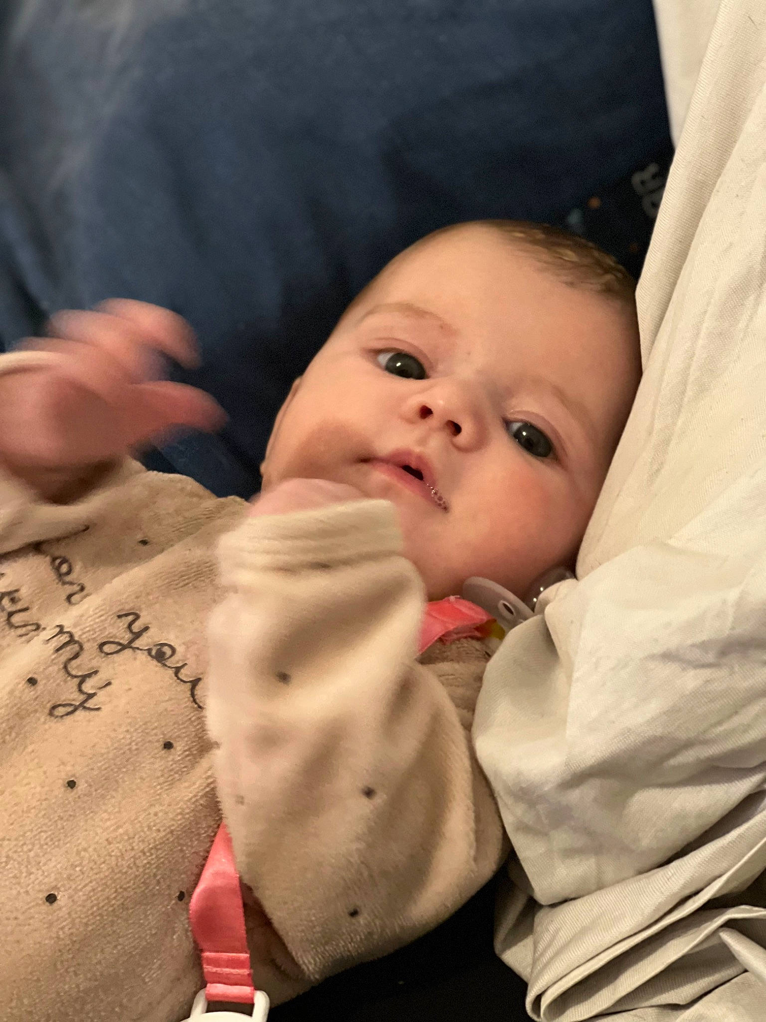 Kathalya participe au concours pour gagner de l'argent avec cette photo : abdomen, baby, baby_products, baby_toddler_clothing, cheek, child, comfort, formal_wear, gesture, happy, human, linens, lip, nail, nose, person, skin, sleeve, smile, thumb