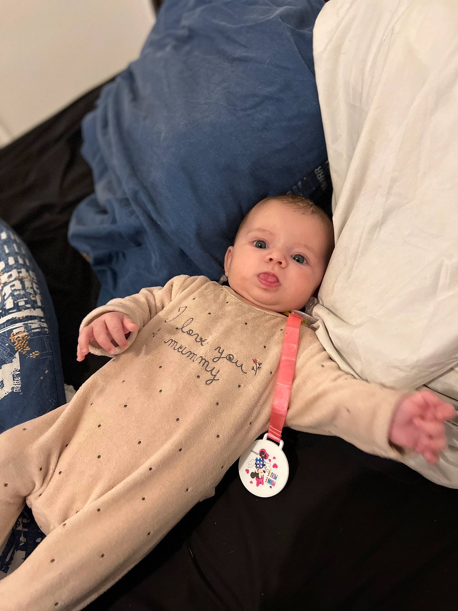 Kathalya a rejoint le concours — aidez-le/la à gagner de superbes lots ! abdomen, baby, baby_carriage, baby_products, baby_toddler_clothing, cheek, child, comfort, event, gesture, hand, happy, linens, person, product, sitting, skin, sleeve, textile, thumb