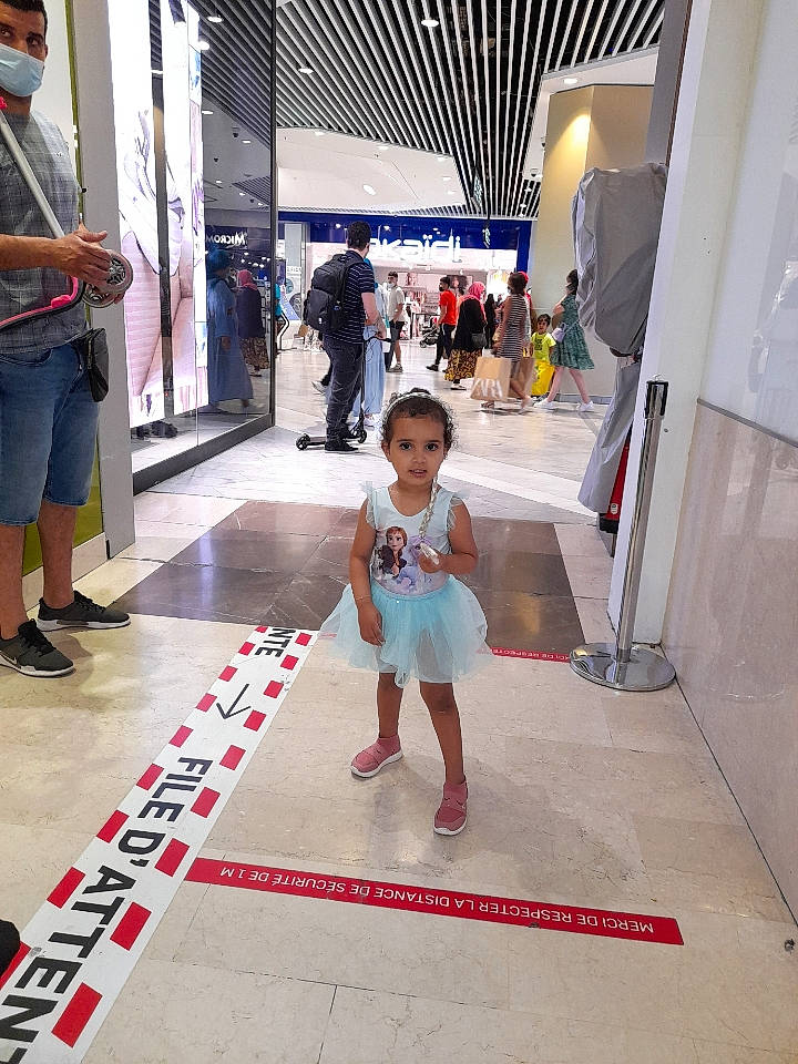 Cyrine participe au concours pour gagner de l'argent avec cette photo : architecture, automotive_design, bag, child, event, fashion_design, floor, flooring, footwear, fun, human_leg, leisure, luggage_and_bags, person, shoe, shopping, shorts, sneakers, t_shirt, thigh