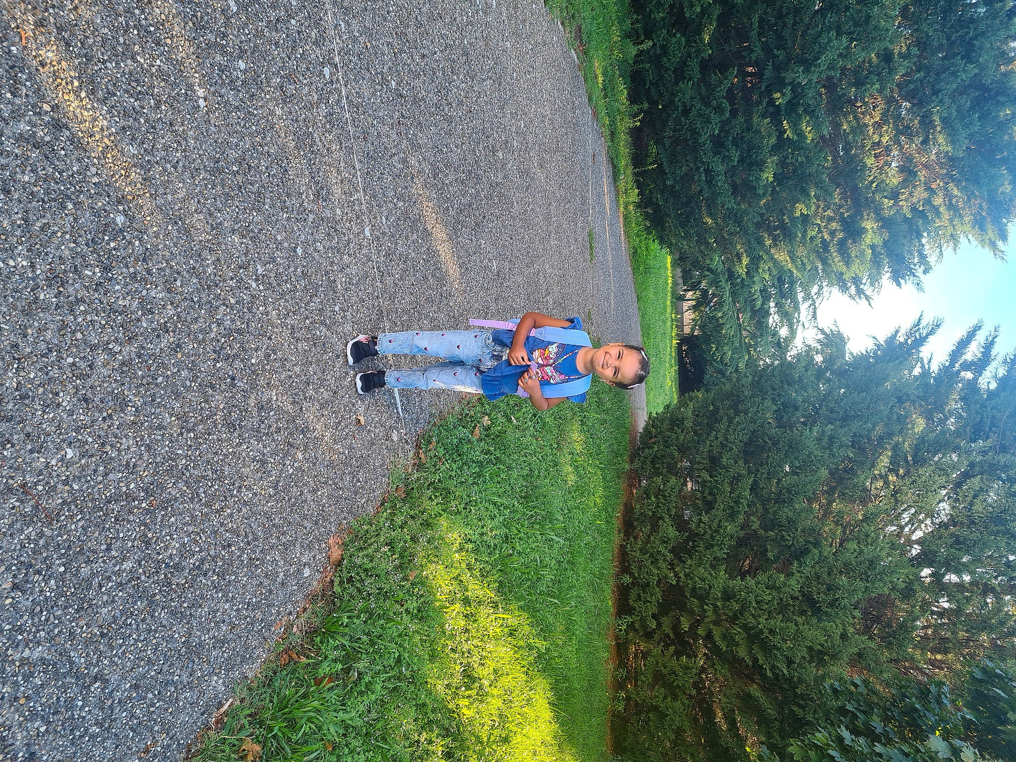 Cyrine participe au concours pour gagner de l'argent avec cette photo : adventure, asphalt, electric_blue, fun, grass, grassland, joy, landscape, leisure, people_in_nature, person, plant, recreation, road, road_surface, shadow, shrub, sidewalk, sky, slope