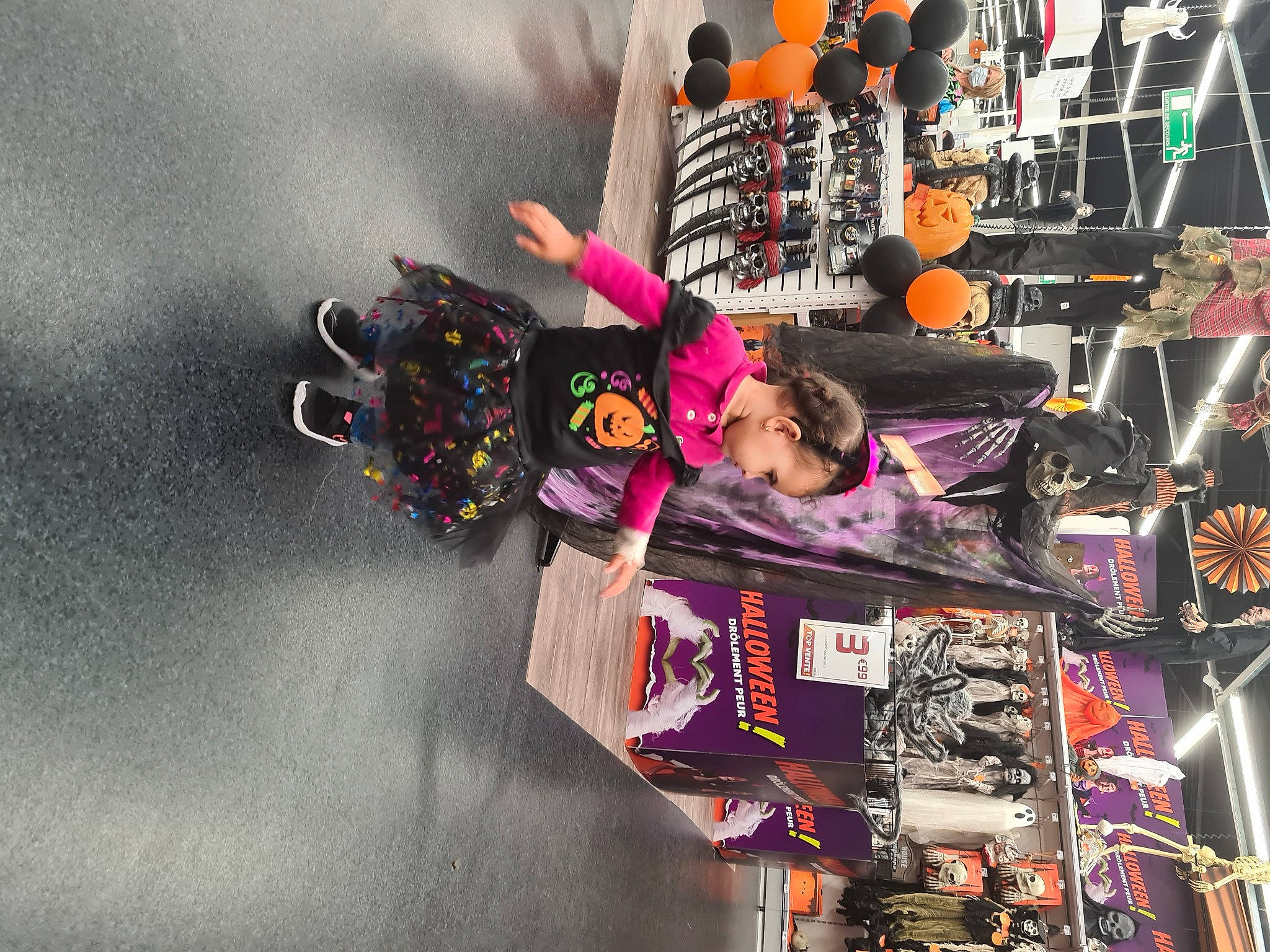 Lina participe au concours pour gagner de l'argent avec cette photo : art, artist, audio_equipment, automotive_design, collection, dress, electronic_instrument, event, eyewear, fashion_accessory, graphic_design, graphics, guitar, illustration, machine, person, purple, room, suit, t_shirt