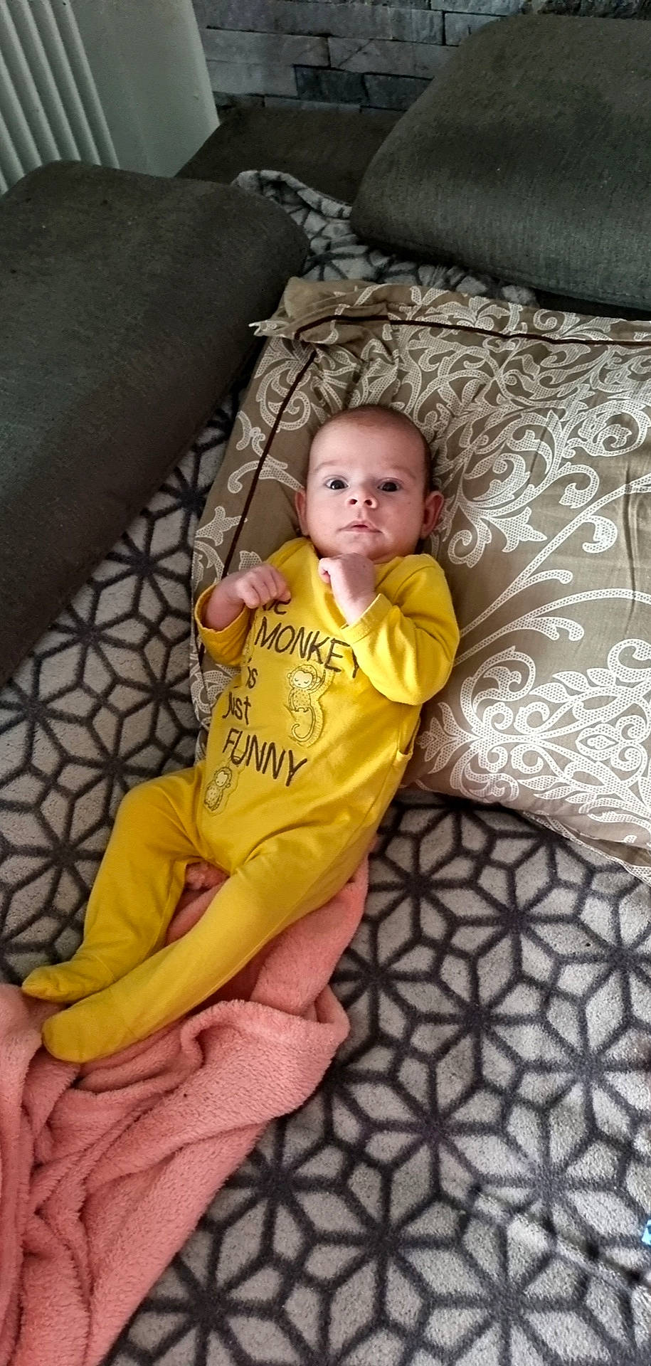 Matteo a rejoint le concours — aidez-le/la à gagner de superbes lots ! baby, baby_toddler_clothing, chair, child, comfort, couch, floor, flooring, fun, head, human_leg, linens, mouth, person, sitting, skin, sleeve, t_shirt, thigh, toddler