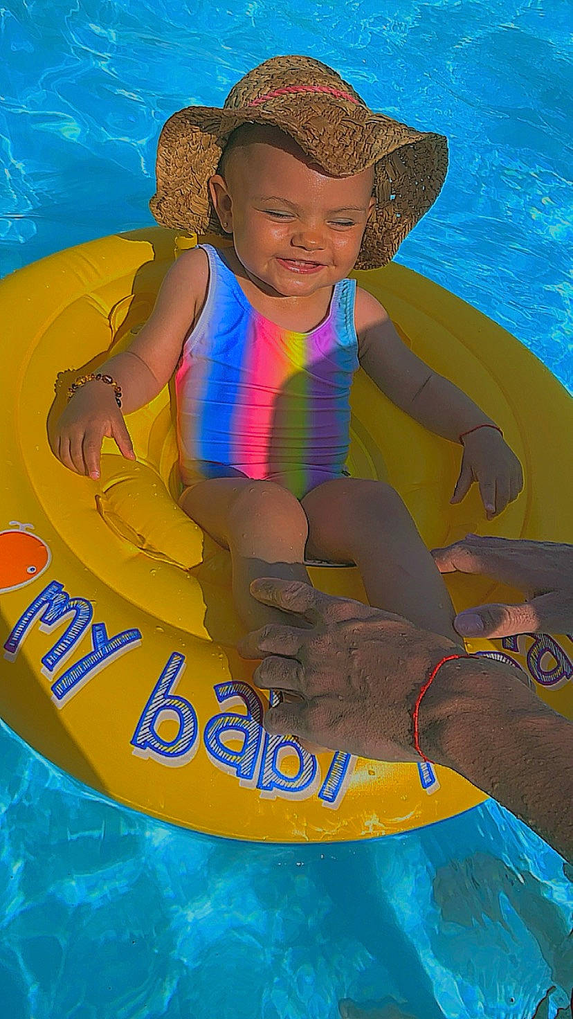 Lyla participe au concours pour gagner de l'argent avec cette photo : aqua, art, blue, cap, child, fedora, fun, happy, hat, headwear, joy, leisure, organ, people_in_nature, person, recreation, smile, summer, sun_hat, swimming_pool